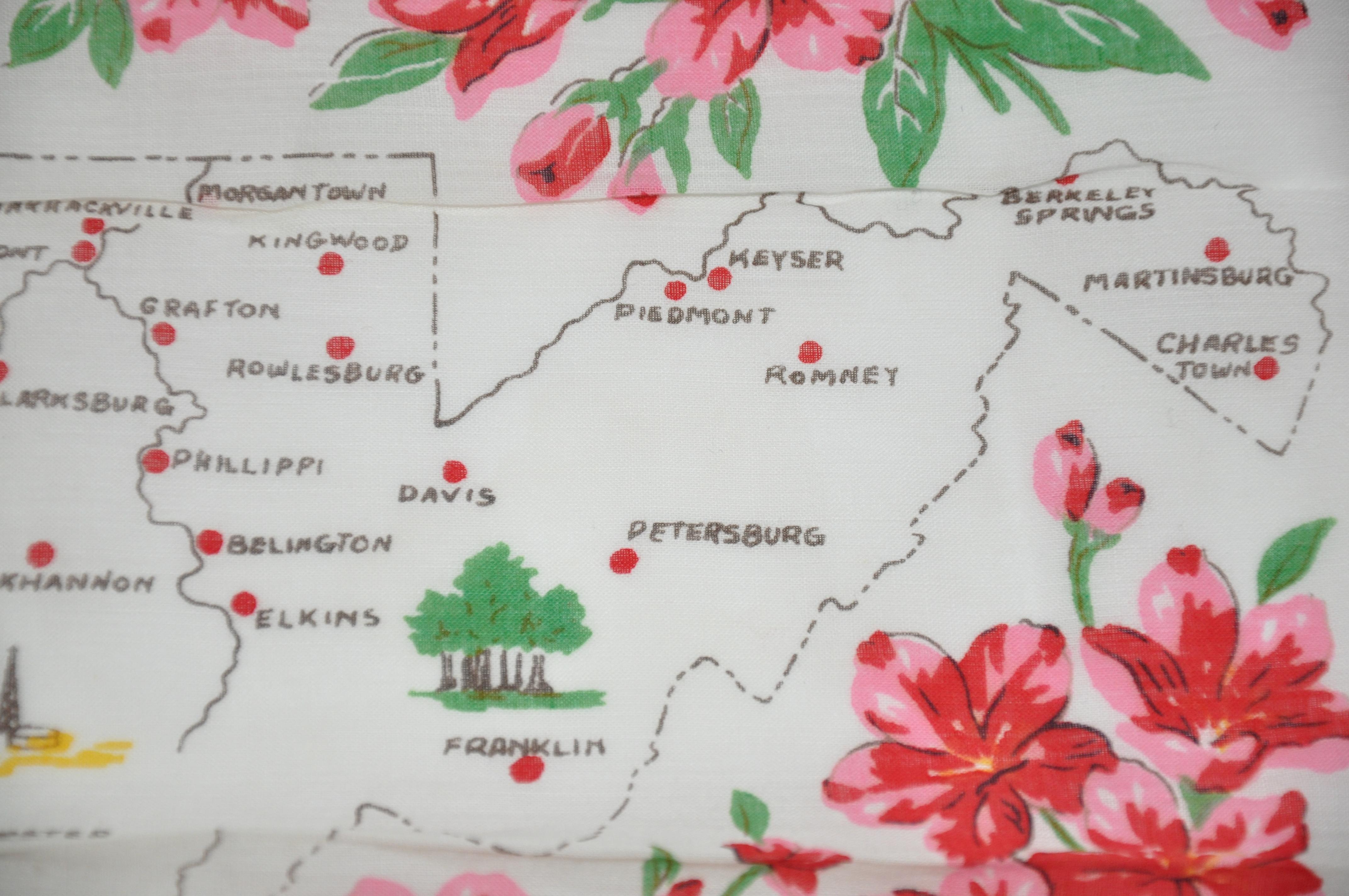 „West Virginia“-Handtaschentuch aus Baumwolle in Creme mit roten Blumen und Wellenschliff für Damen oder Herren im Angebot