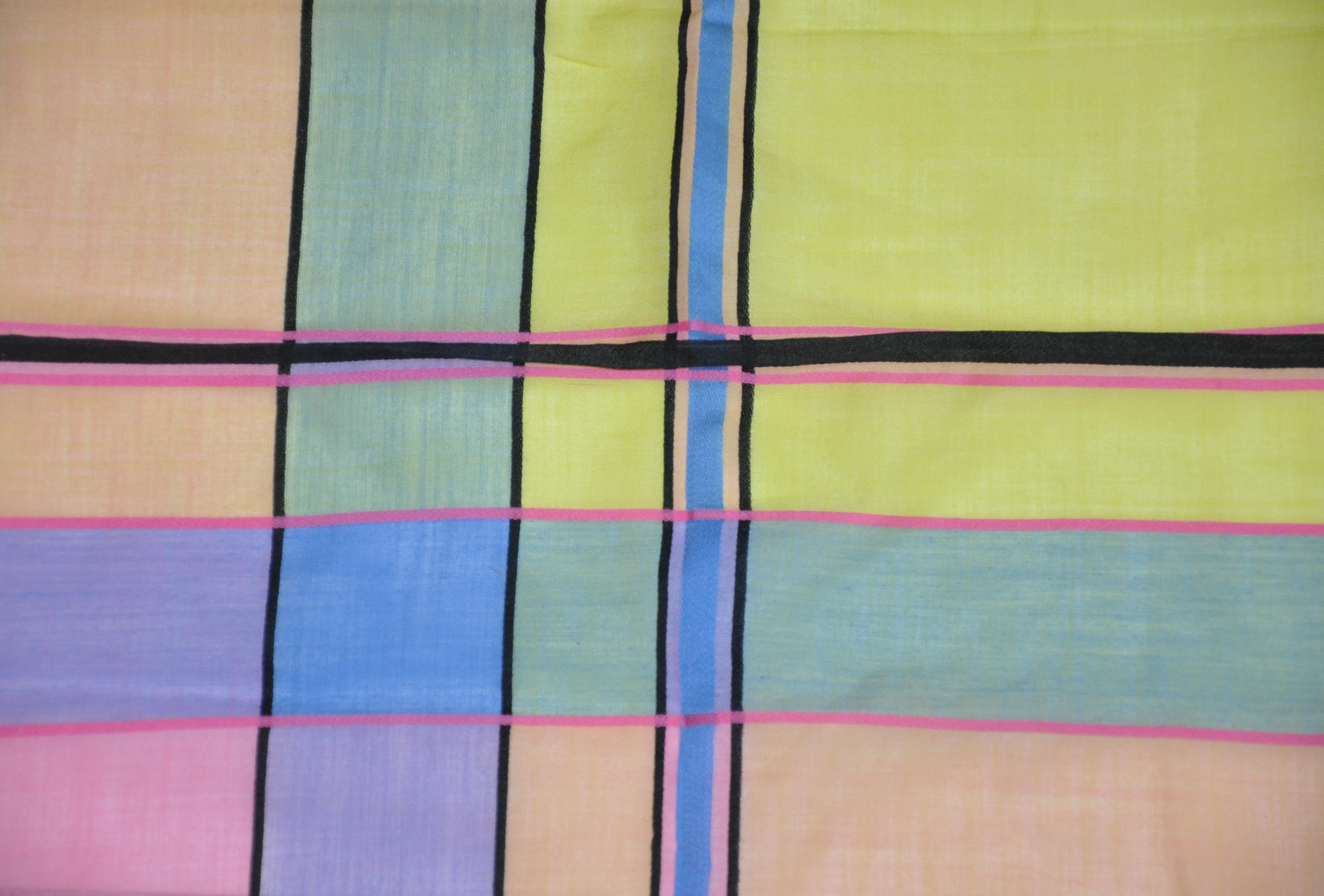        Questo bellissimo fazzoletto in cotone svizzero multicolore è arricchito da bordi microfiniti. Realizzato in Italia, misura 11 1/2 pollici per 12 pollici. 