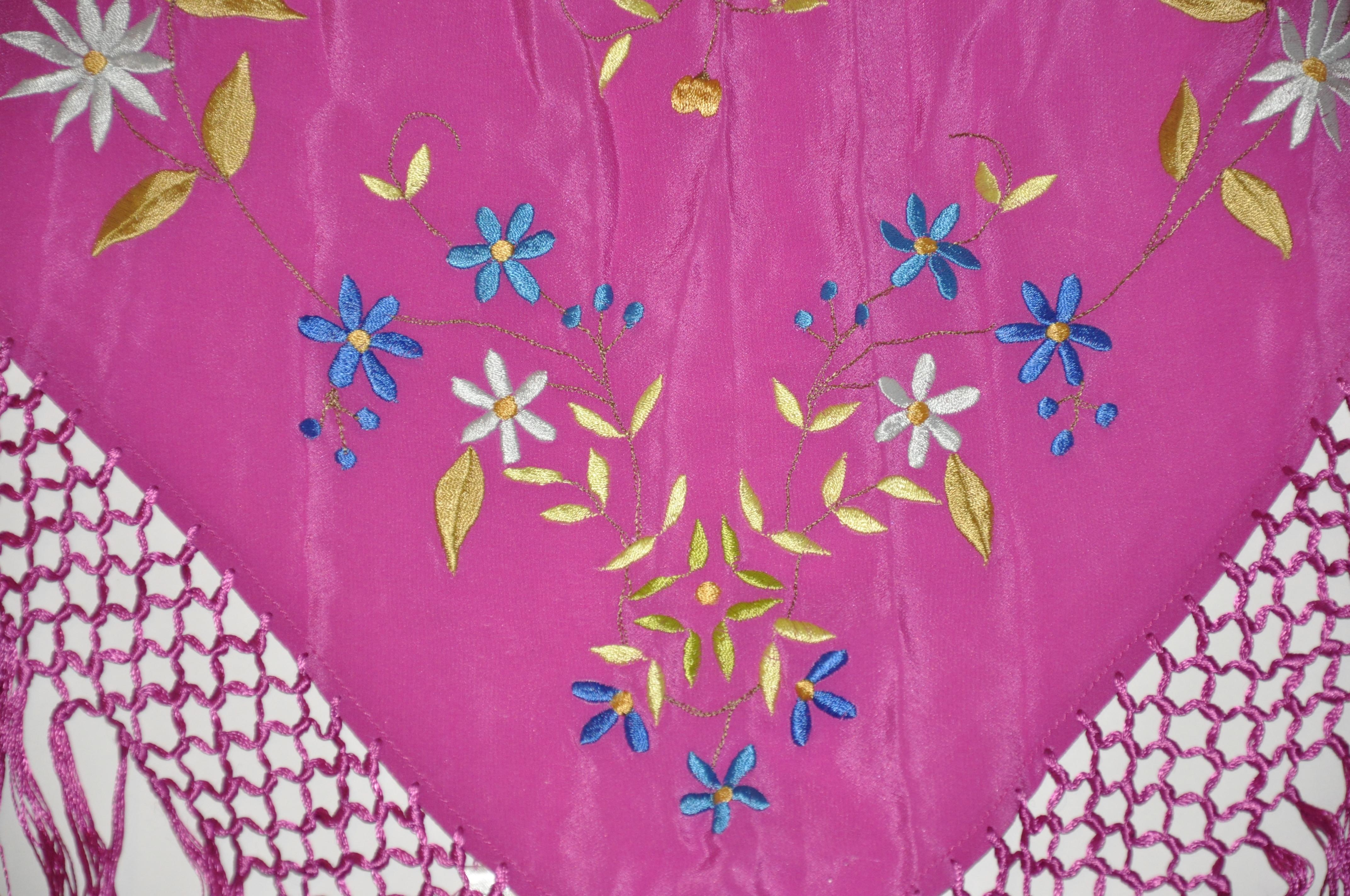 Violet Écharpe à franges en soie multicolore fuchsia avec fleurs brodées à la main et multicolores en vente