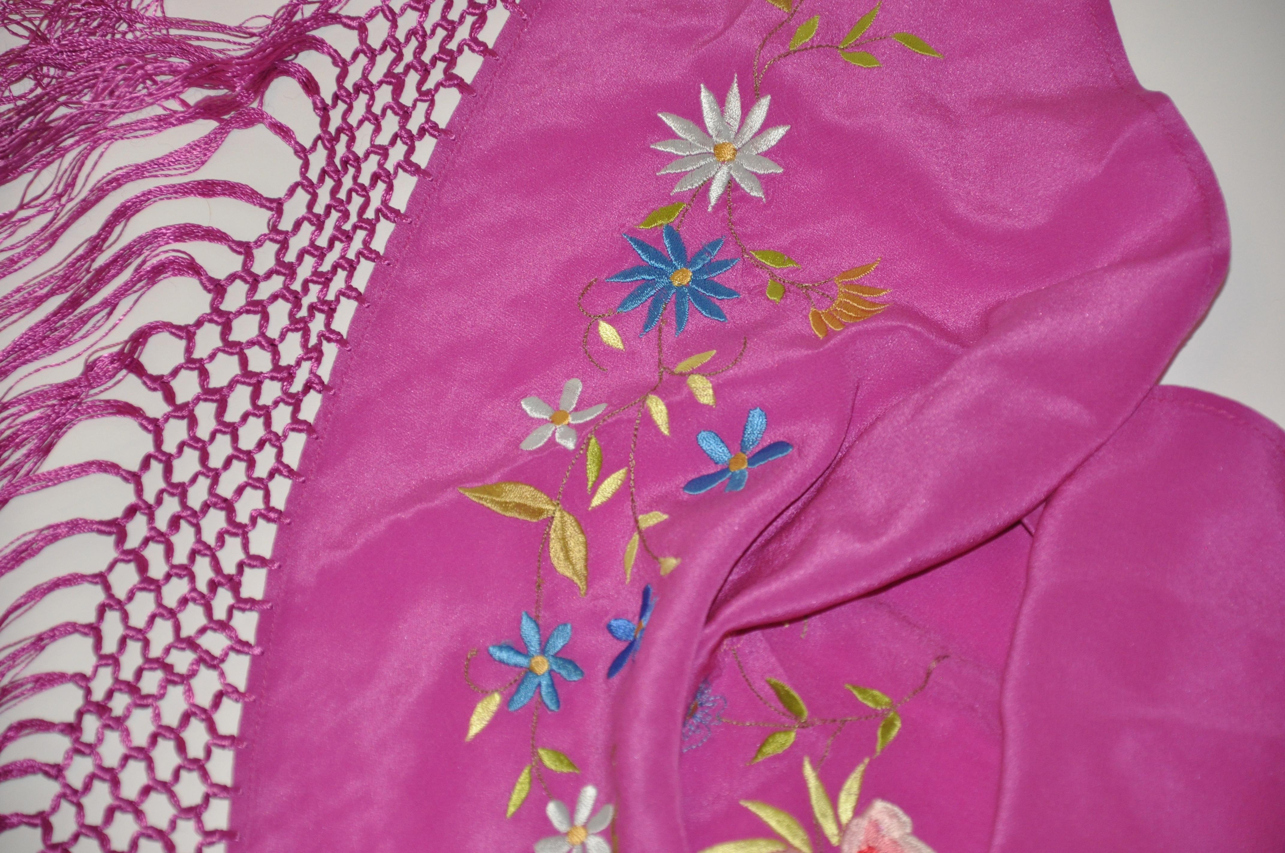 Écharpe à franges en soie multicolore fuchsia avec fleurs brodées à la main et multicolores en vente 3
