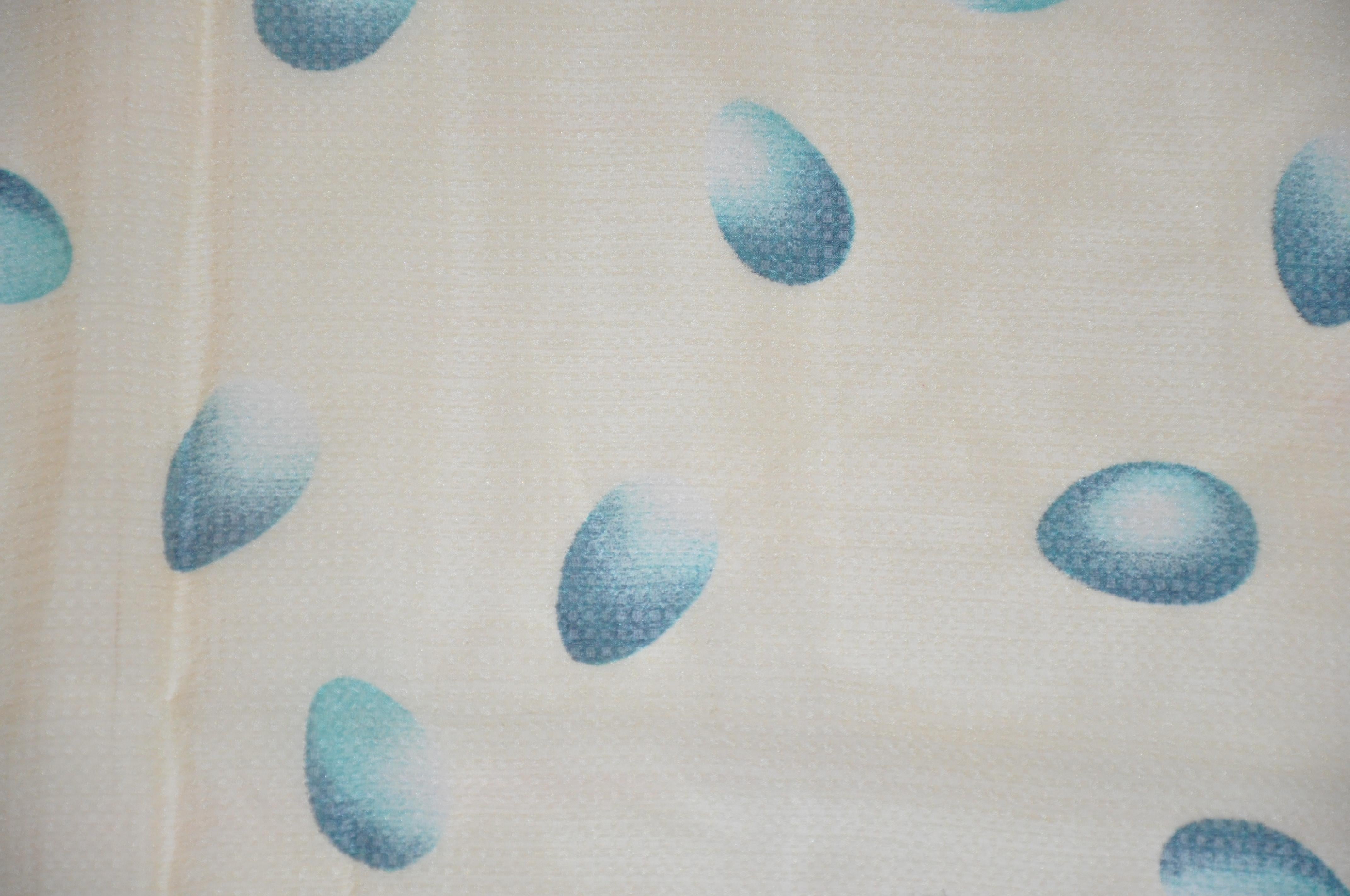 Beige Perry Ellis - Écharpe en mousseline de soie roulée à la main « Multi Egg Drops » avec bordure violet foncé en vente