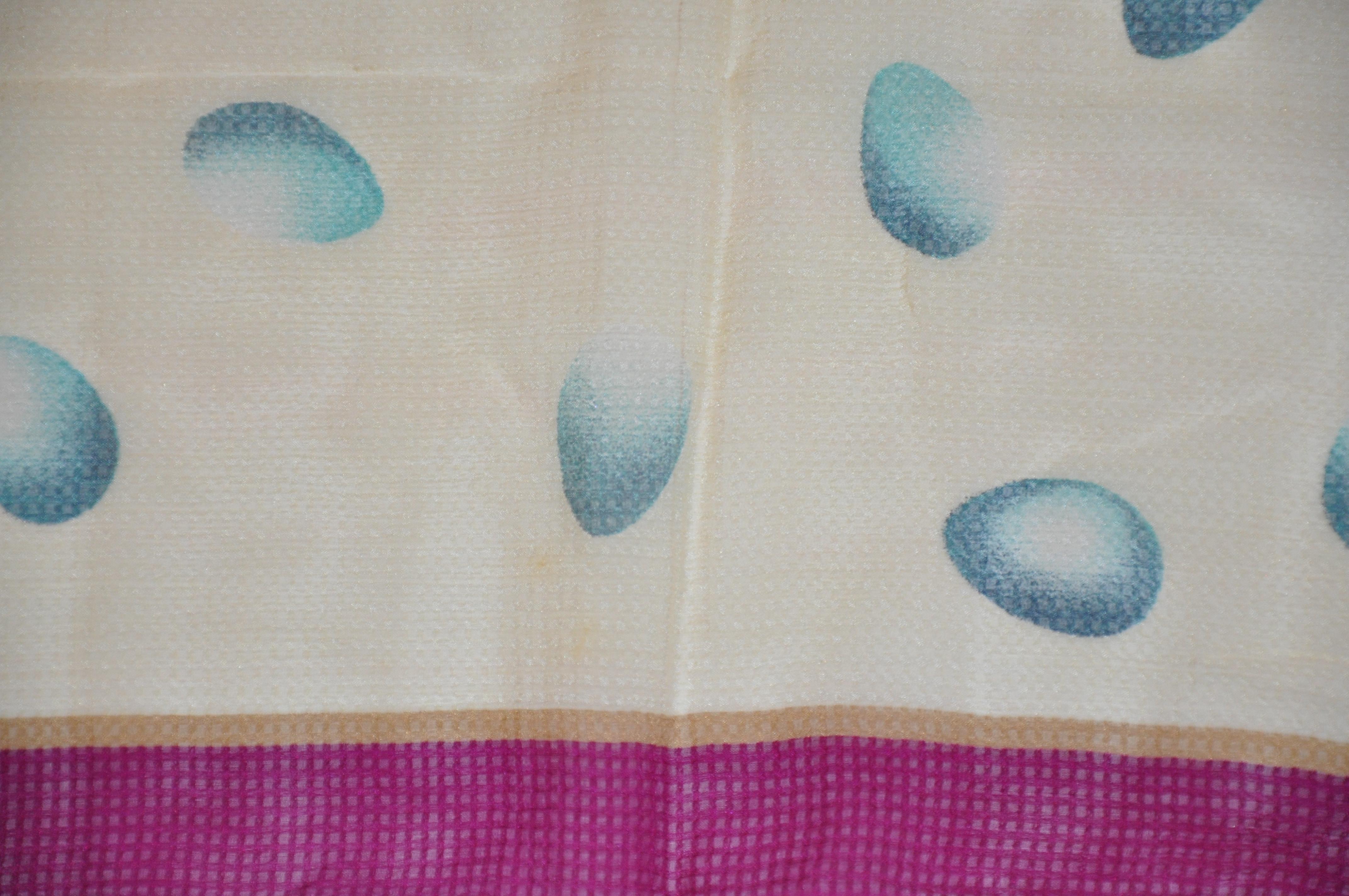 Perry Ellis - Écharpe en mousseline de soie roulée à la main « Multi Egg Drops » avec bordure violet foncé Bon état - En vente à New York, NY
