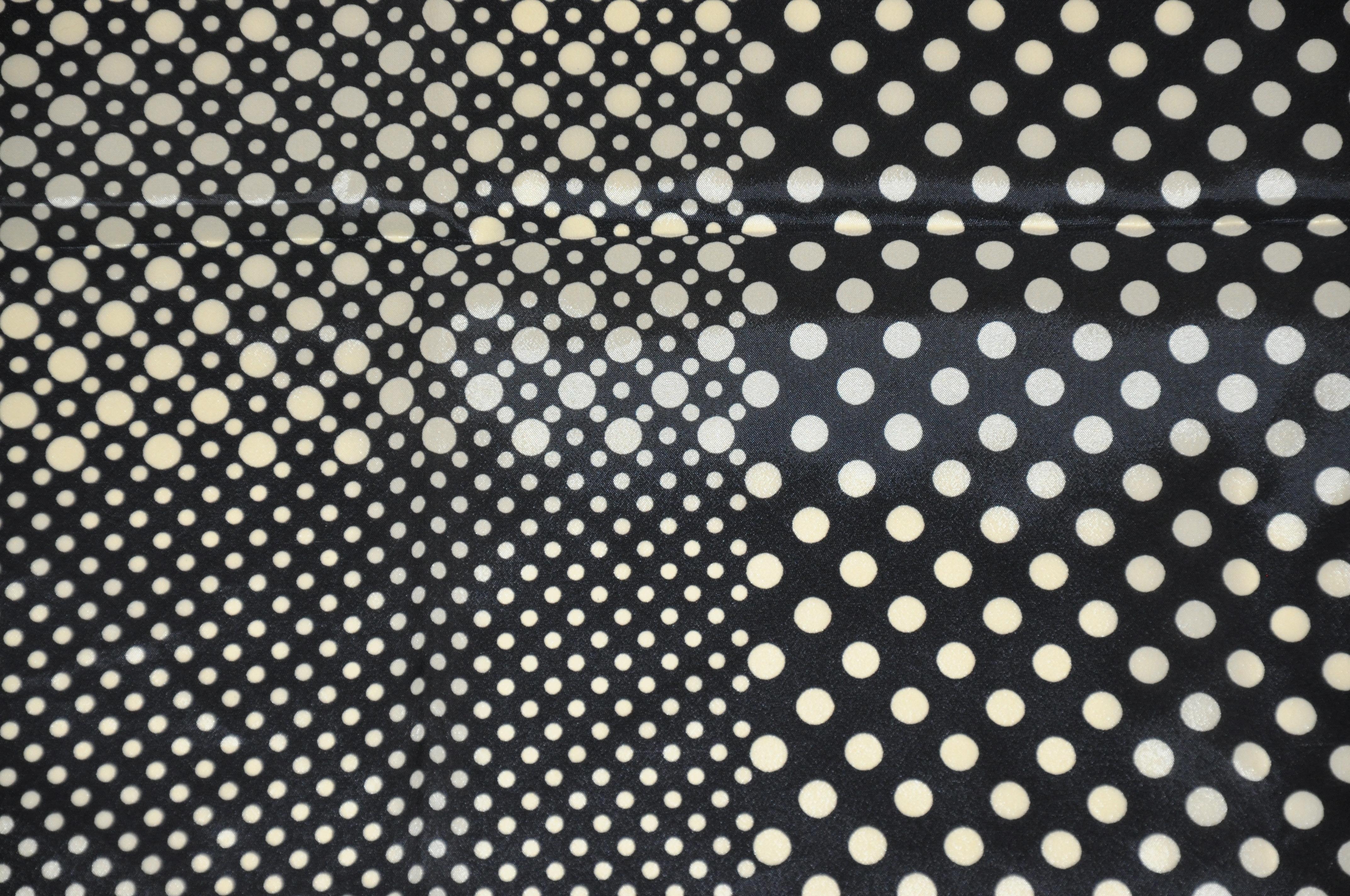 Pañuelo Vera Negro y Topo Lunares y Rayas Multidimensionales en Bueno estado para la venta en New York, NY