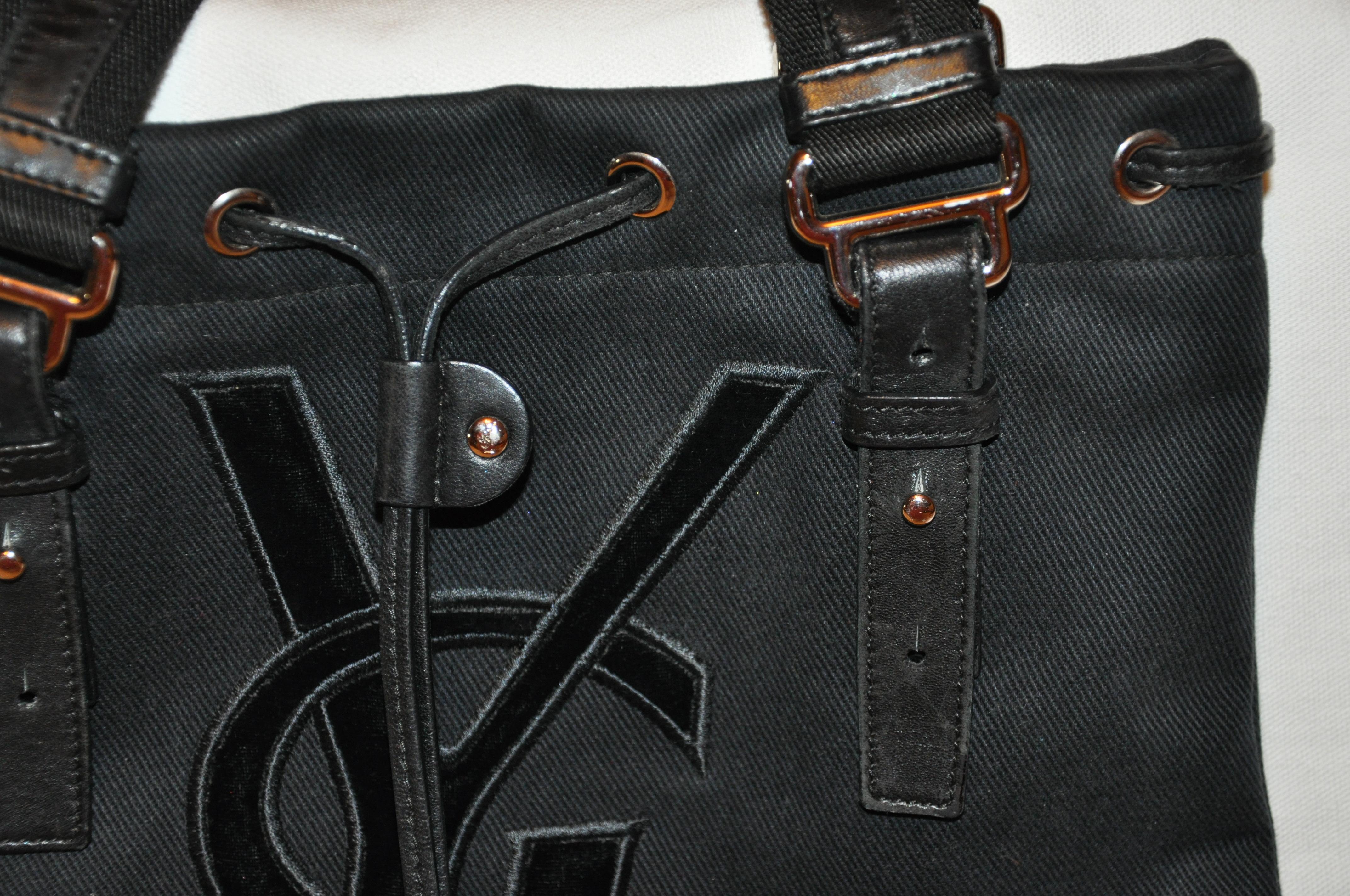 Nero Yves Saint Laurent Signature Velluto nero Monogram Tote a doppio manico regolabile in vendita