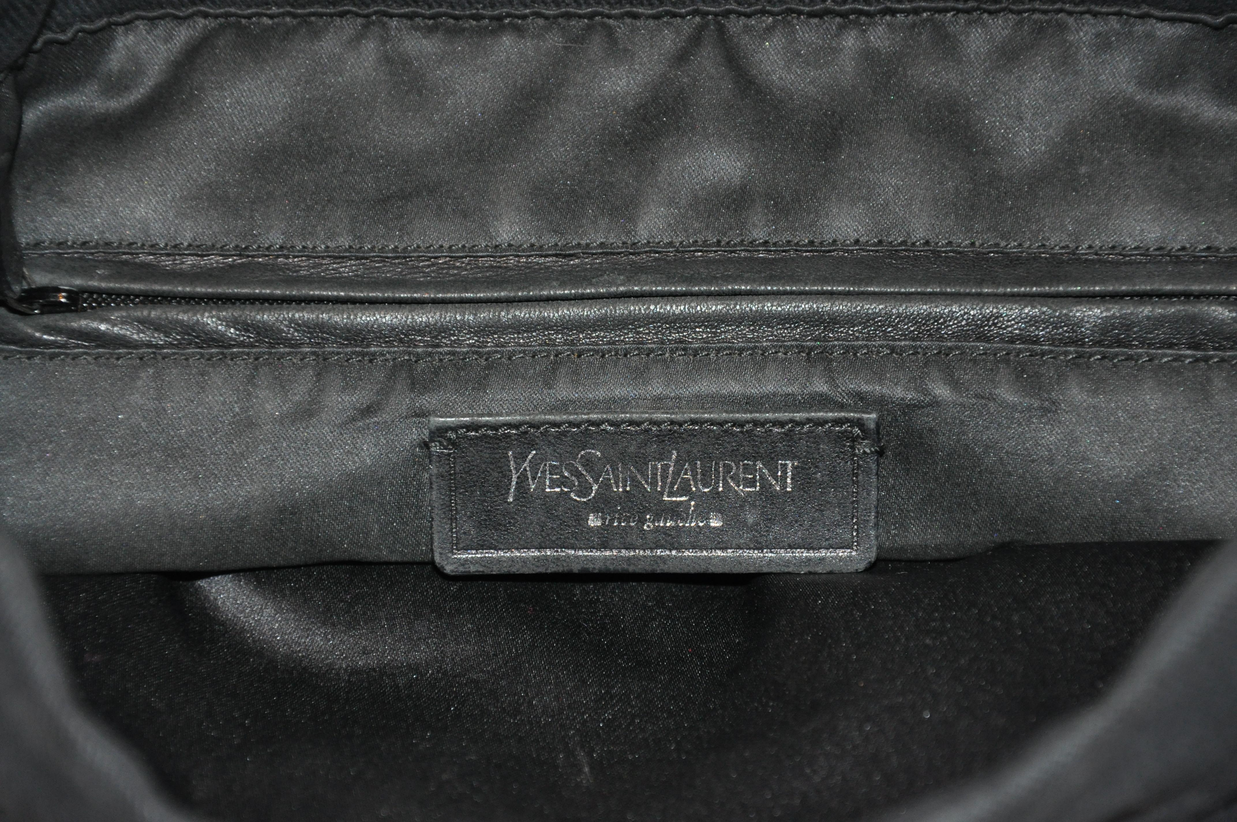 Yves Saint Laurent Signatur Schwarzer Samt Monogramm Verstellbare Tragetasche mit doppeltem Griff für Damen oder Herren im Angebot
