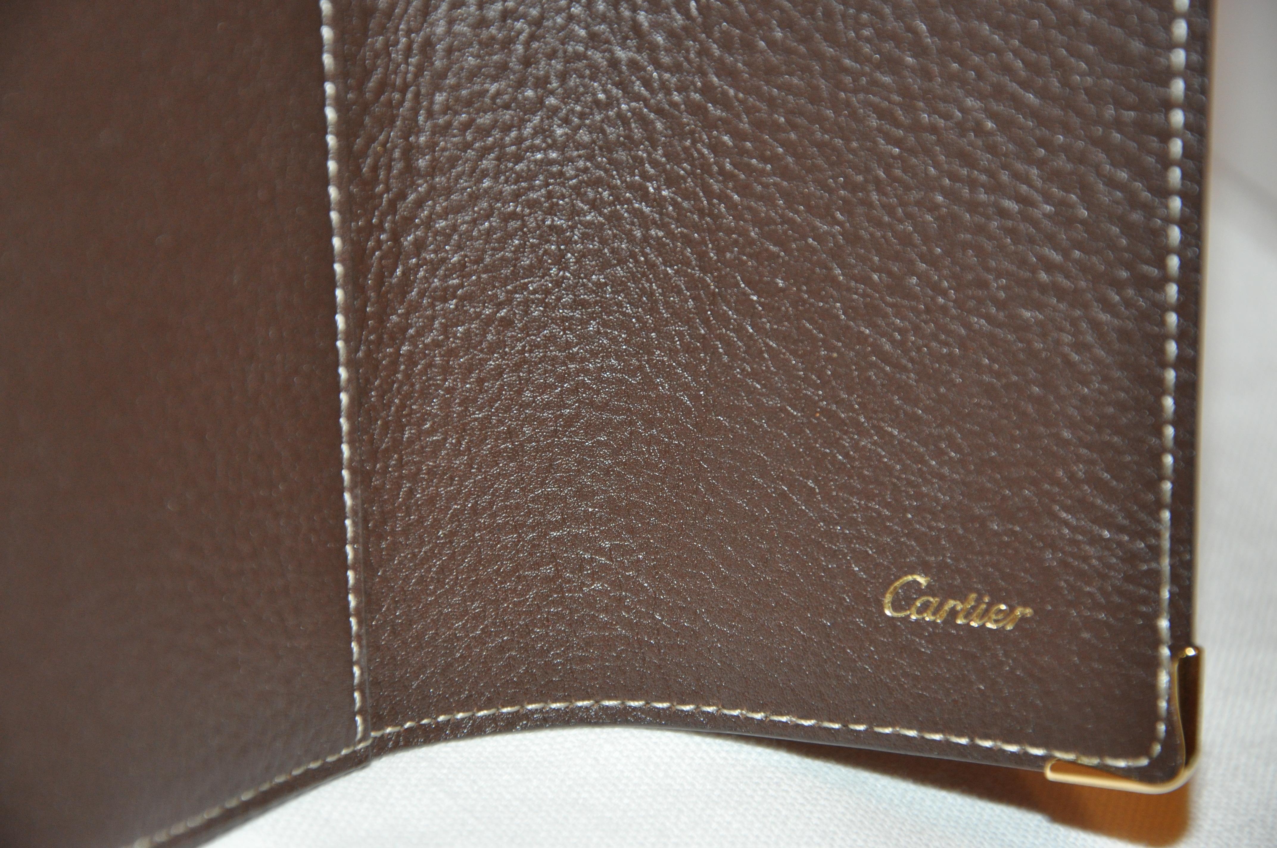 Cartier Signatur Monogramm strukturiertes Notebook in Coco-Brown mit Goldbeschlägen von Cartier im Zustand „Gut“ im Angebot in New York, NY