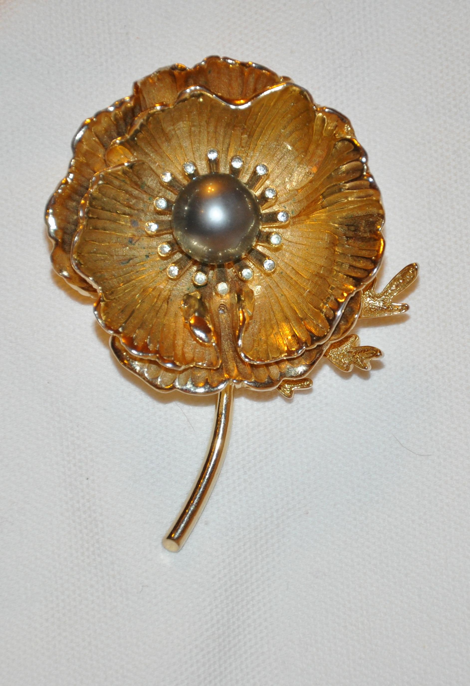 Rétro Nettie Rosenstein magnifique broche florale à 2 niveaux avec perles et micro-faux diamants en vente