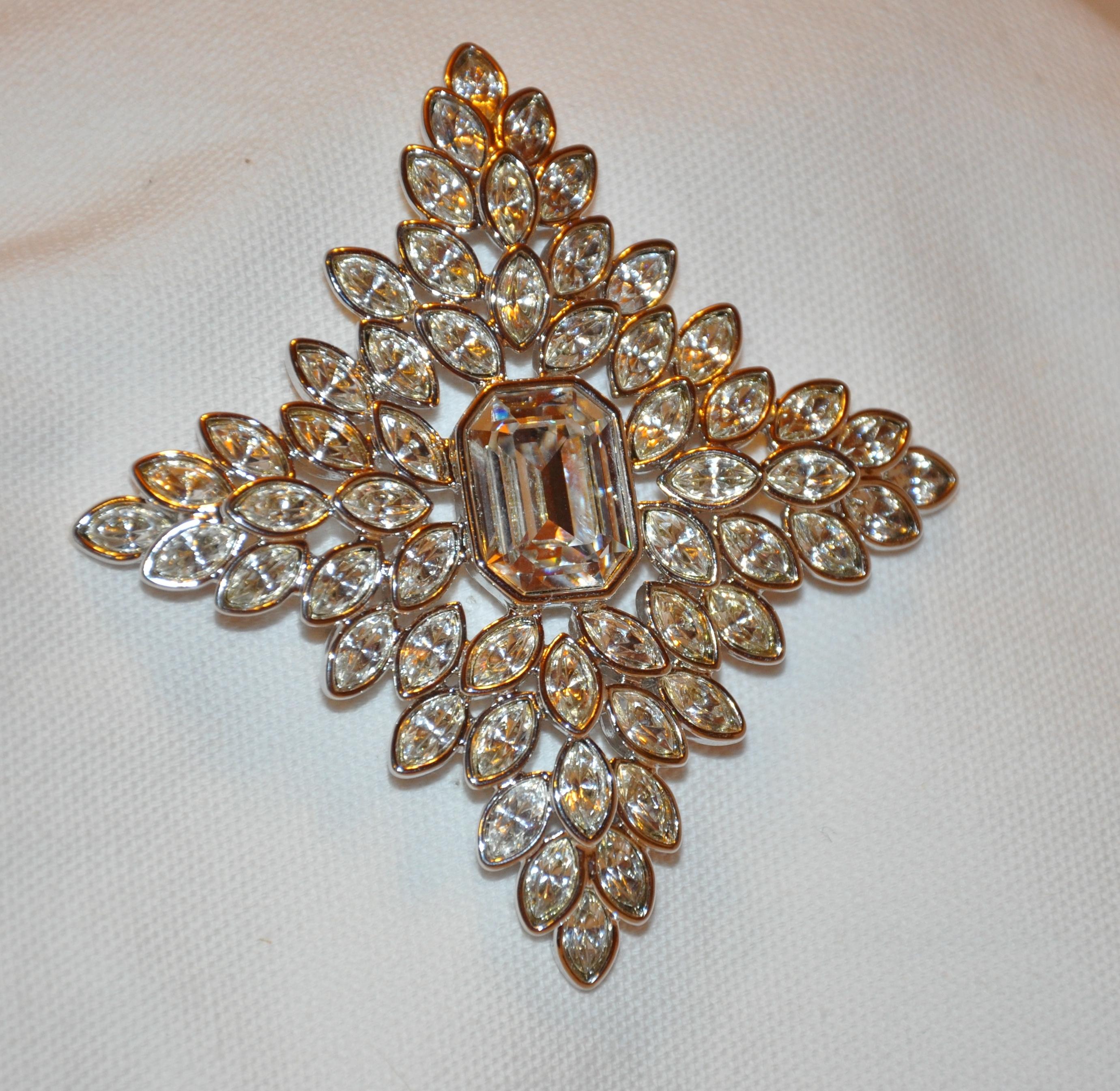       La merveilleuse et élégante quincaillerie en vermeil doré de Kenneth Lane est sertie de plusieurs rangées de faux diamants entourant un grand faux diamant 