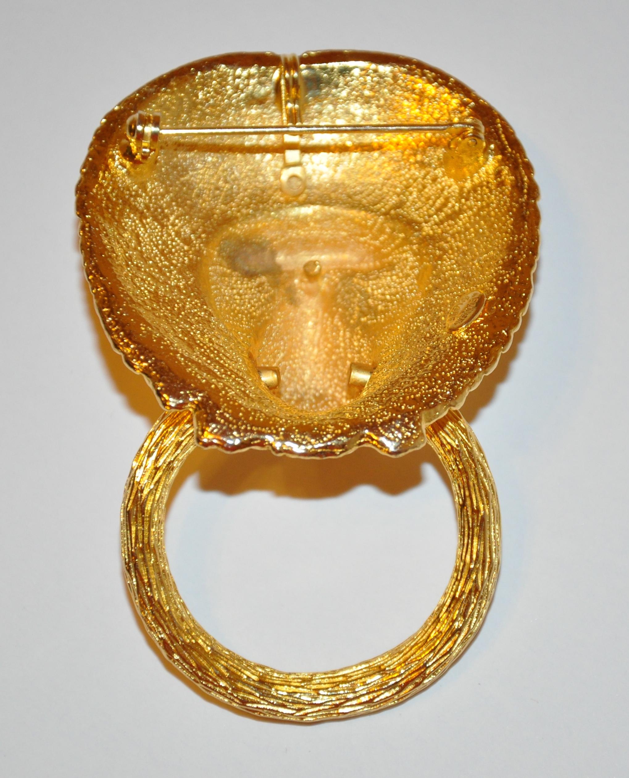 Baroque Kenneth Lane Pendentif/Broche « Lion with Ring » en or doré et vermeil avec grande quincaillerie en vente