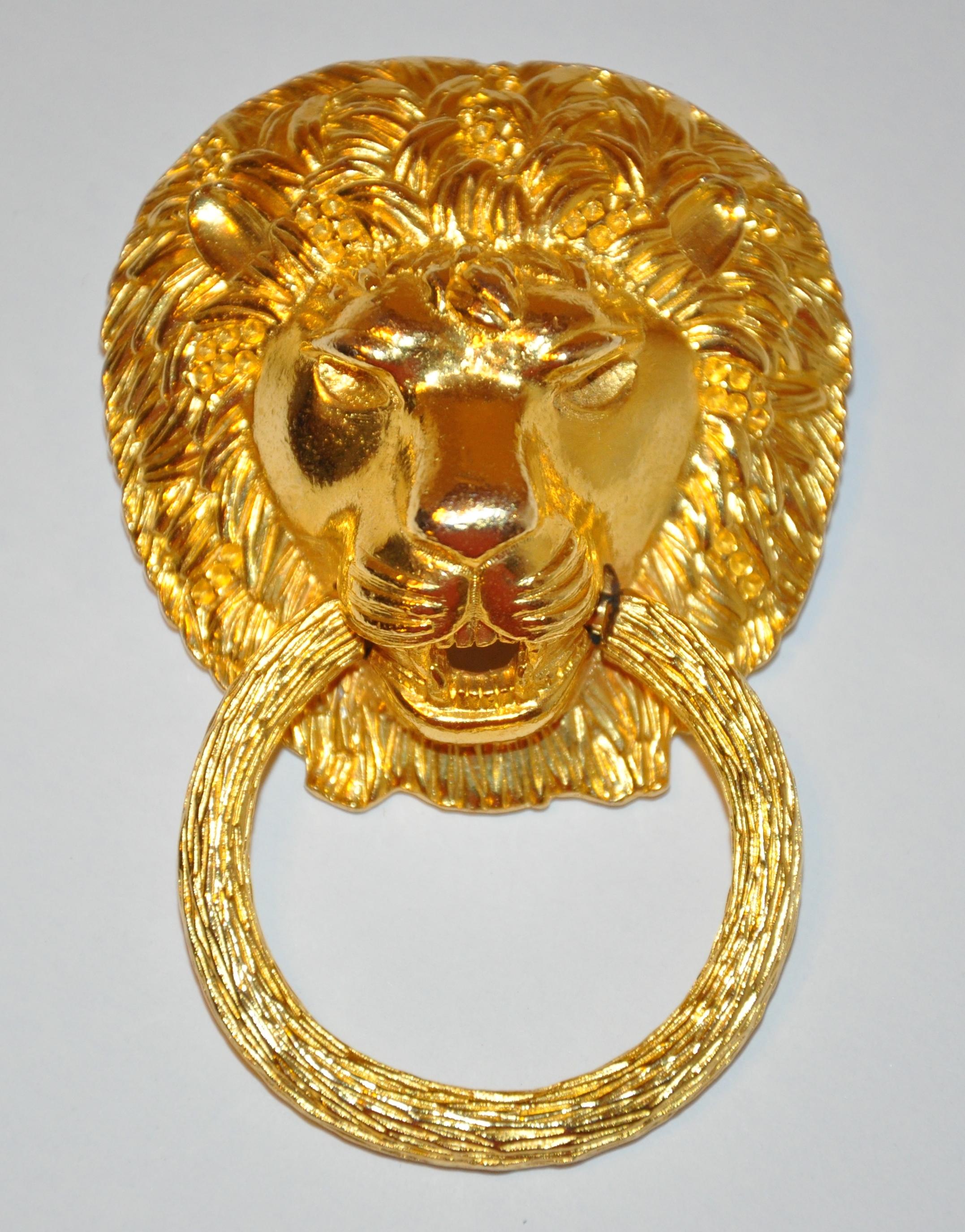 Kenneth Lane Großer Anhänger/Brosche aus vergoldetem Gold mit Vermeil-Hardware „Lion mit Ring“ im Zustand „Gut“ im Angebot in New York, NY