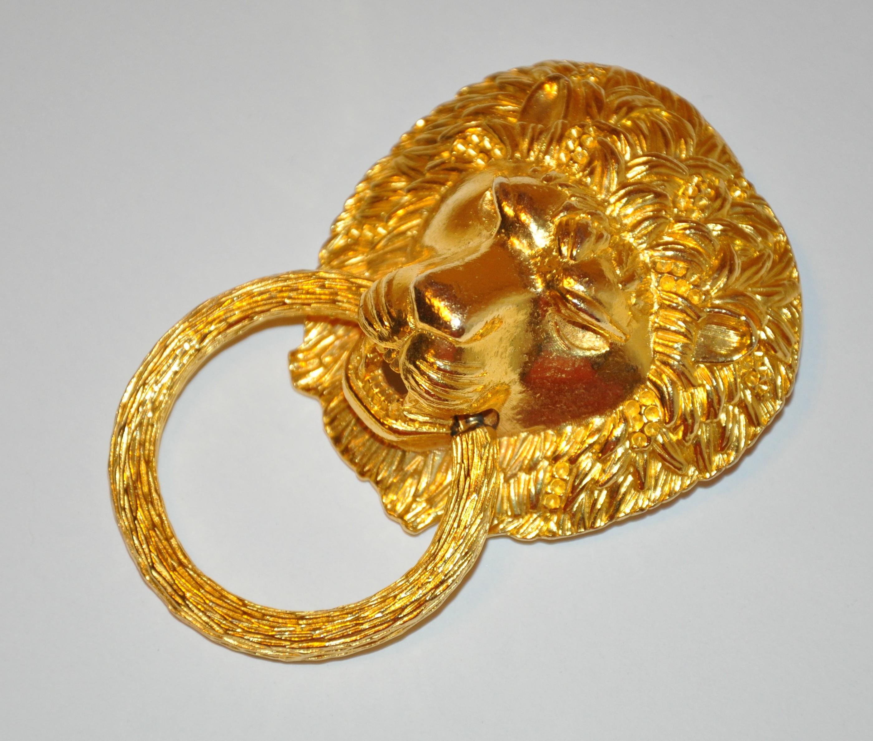 Kenneth Lane Großer Anhänger/Brosche aus vergoldetem Gold mit Vermeil-Hardware „Lion mit Ring“ für Damen oder Herren im Angebot