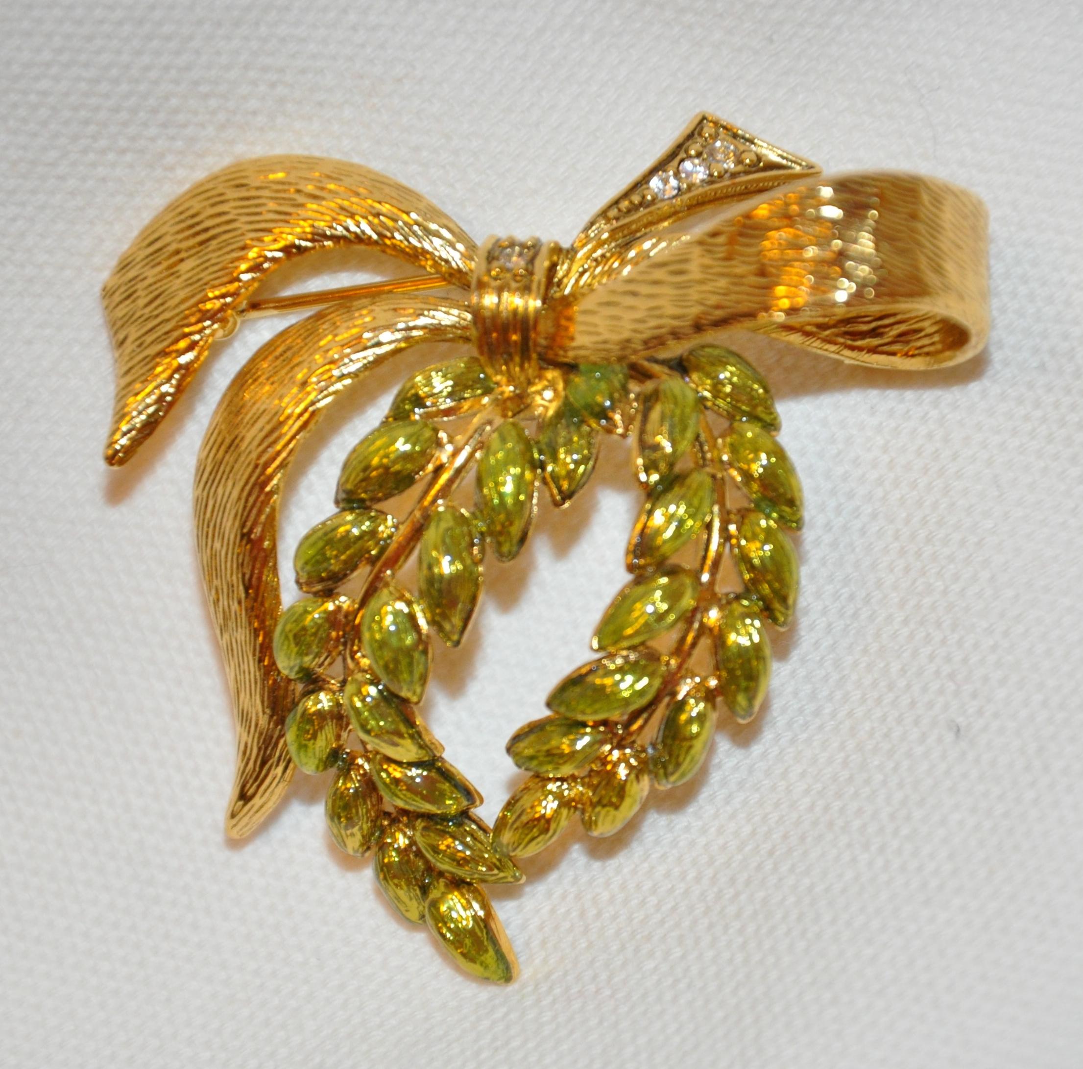Broche « couronne avec nœud » en or vermeil et émail doré Bon état - En vente à New York, NY