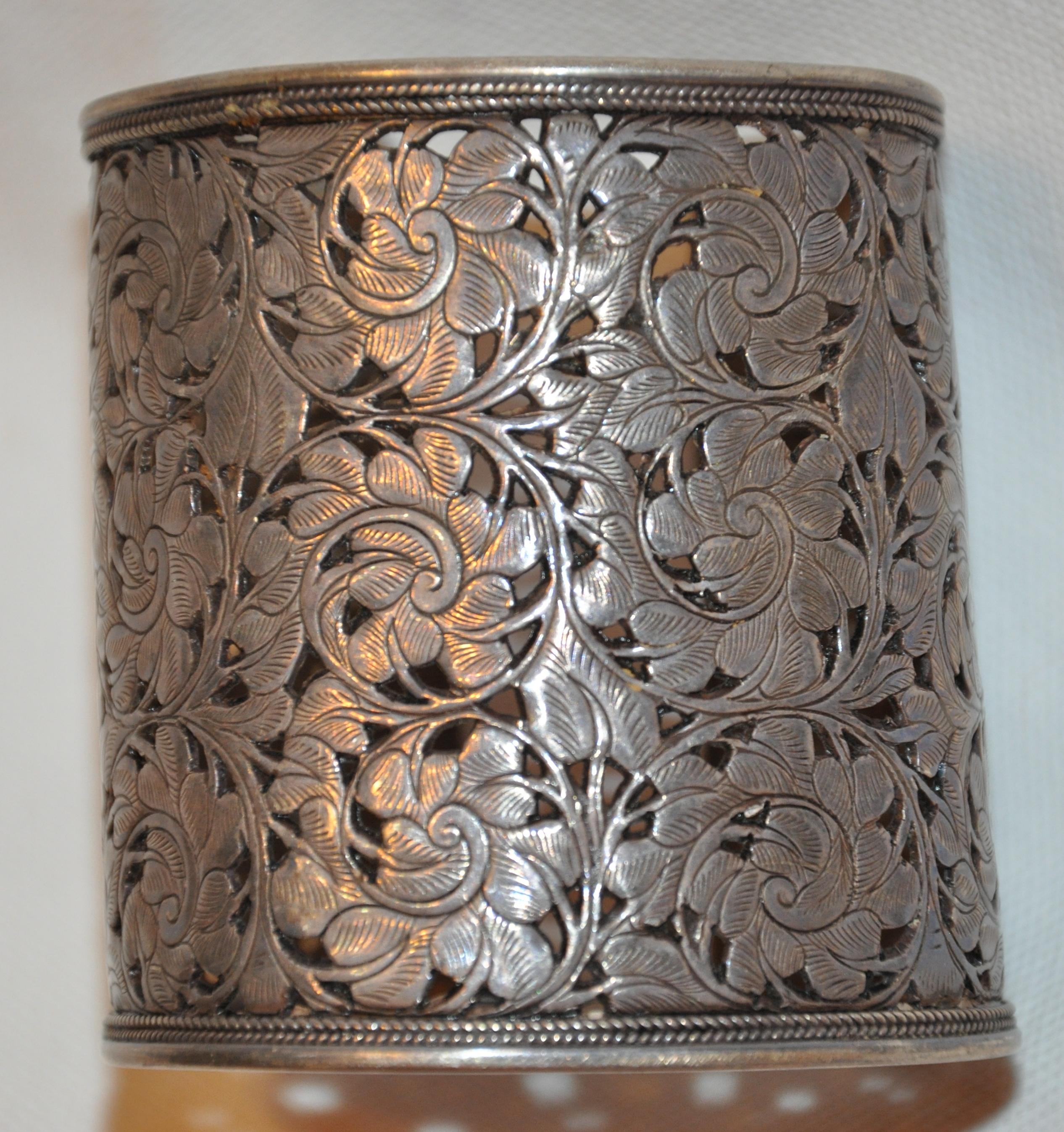        Merveilleuse manchette en argent 925 rare et épais avec des motifs floraux multiples. Les bordures sont rehaussées de micro-maille de chaîne ainsi que de micro-fleurs le long des coins. La hauteur de cette merveilleuse manchette mesure 2 5/8