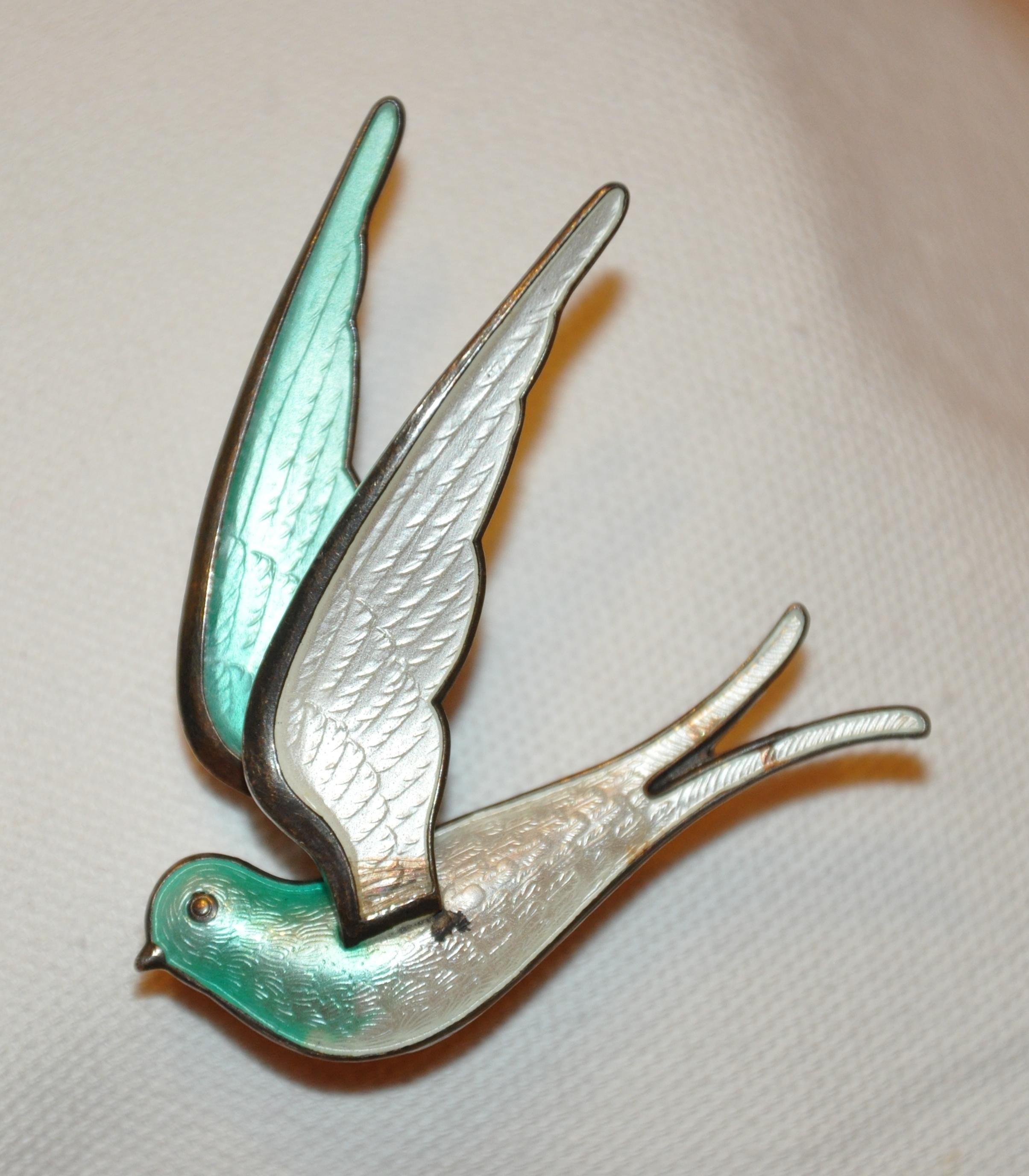 Art déco Magnifique broche gravée avec émail ivoire et vert de mer en forme de dôme en vol, gravée à l'eau-forte en vente
