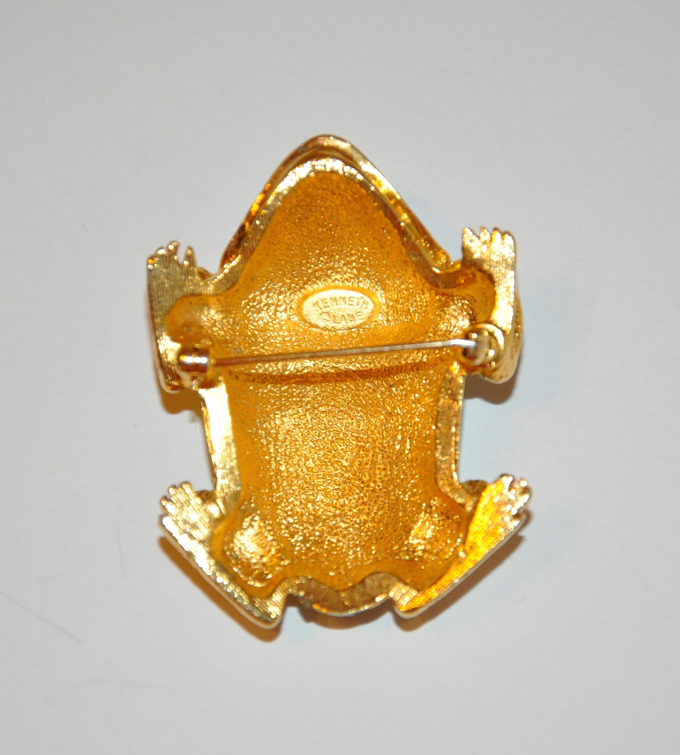 Kenneth Lane Rare broche « Frog » fantaisiste en émail vert vif avec accents rouges Bon état - En vente à New York, NY