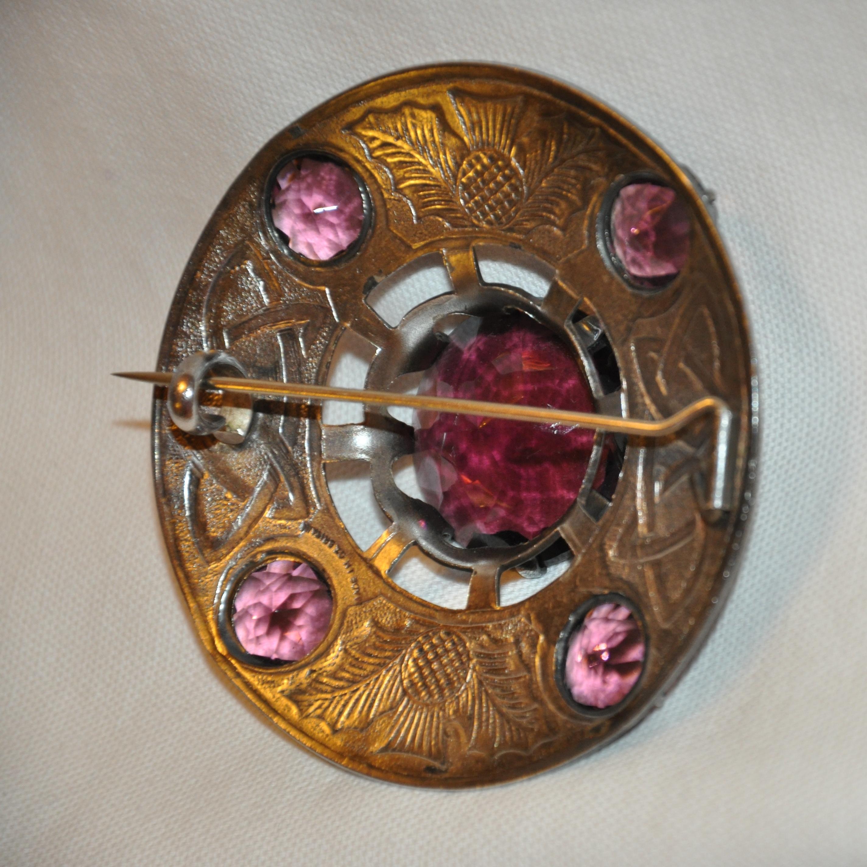 Große silberne Brosche mit keltischem geätzten Details und klaren violetten Verzierungen  für Damen oder Herren im Angebot
