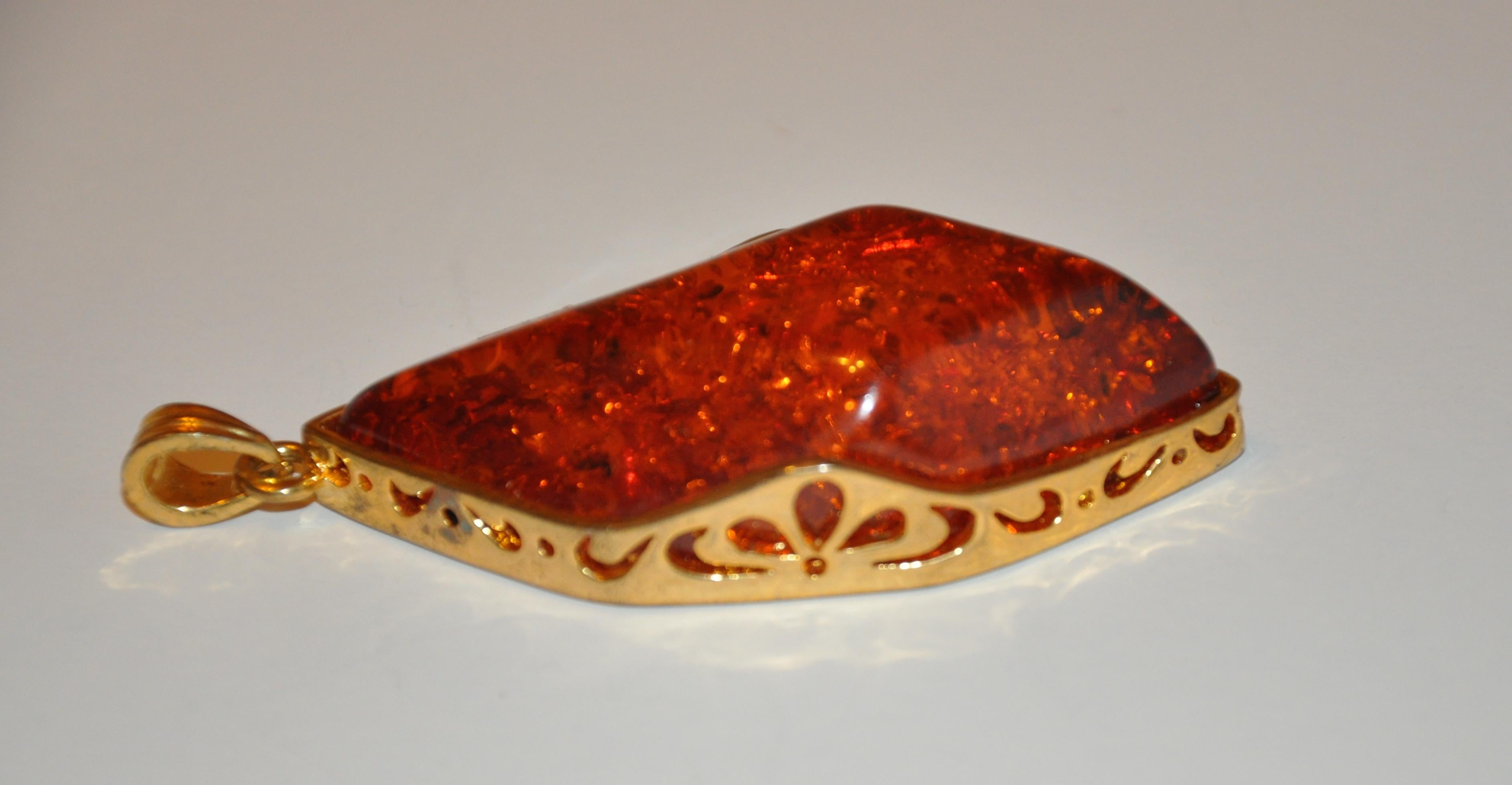 Grande quincaillerie en or vermeil poli et doré sertie d'un pendentif en ambre naturel en vente 1