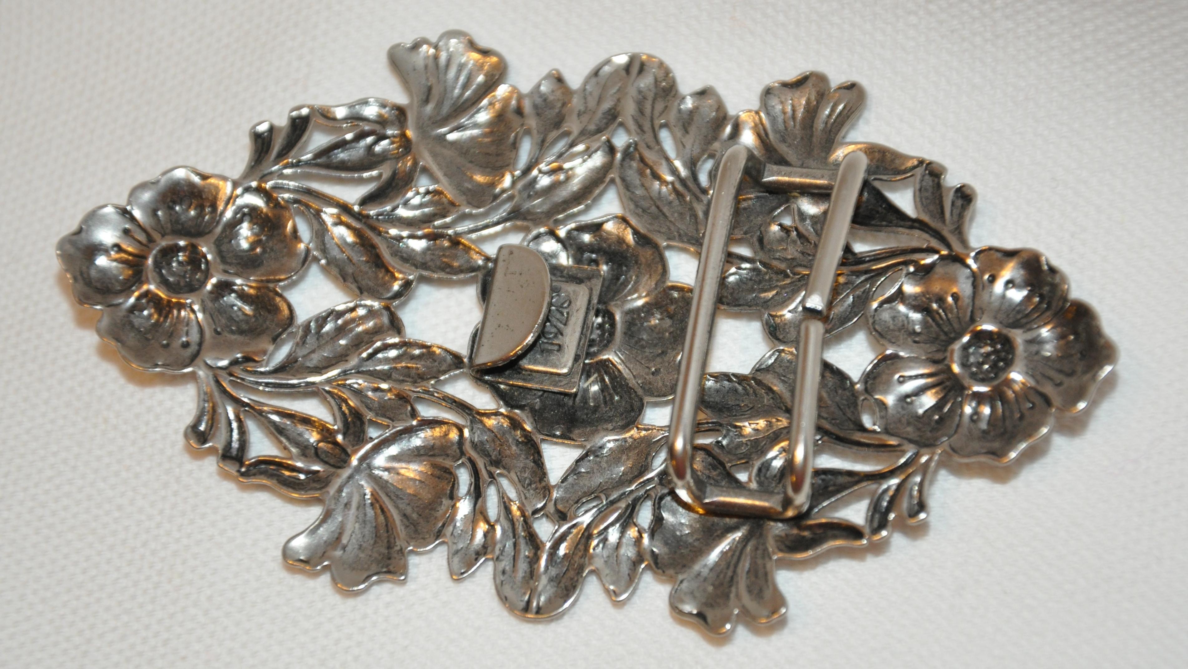 Gürtelschnalle aus viktorianischem Silber mit geätztem „Multi Florals and Leaves“ (Braun) im Angebot