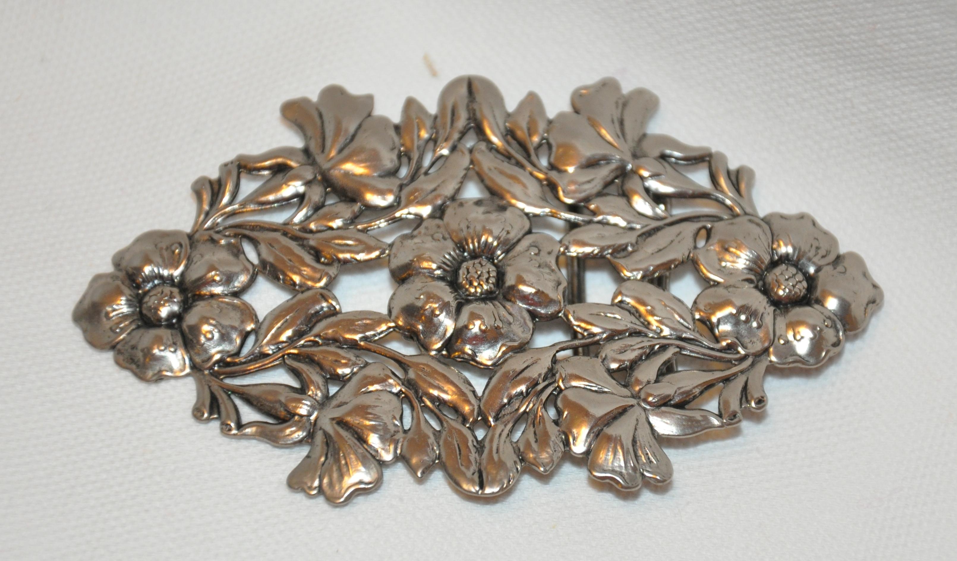 Gürtelschnalle aus viktorianischem Silber mit geätztem „Multi Florals and Leaves“ für Damen oder Herren im Angebot