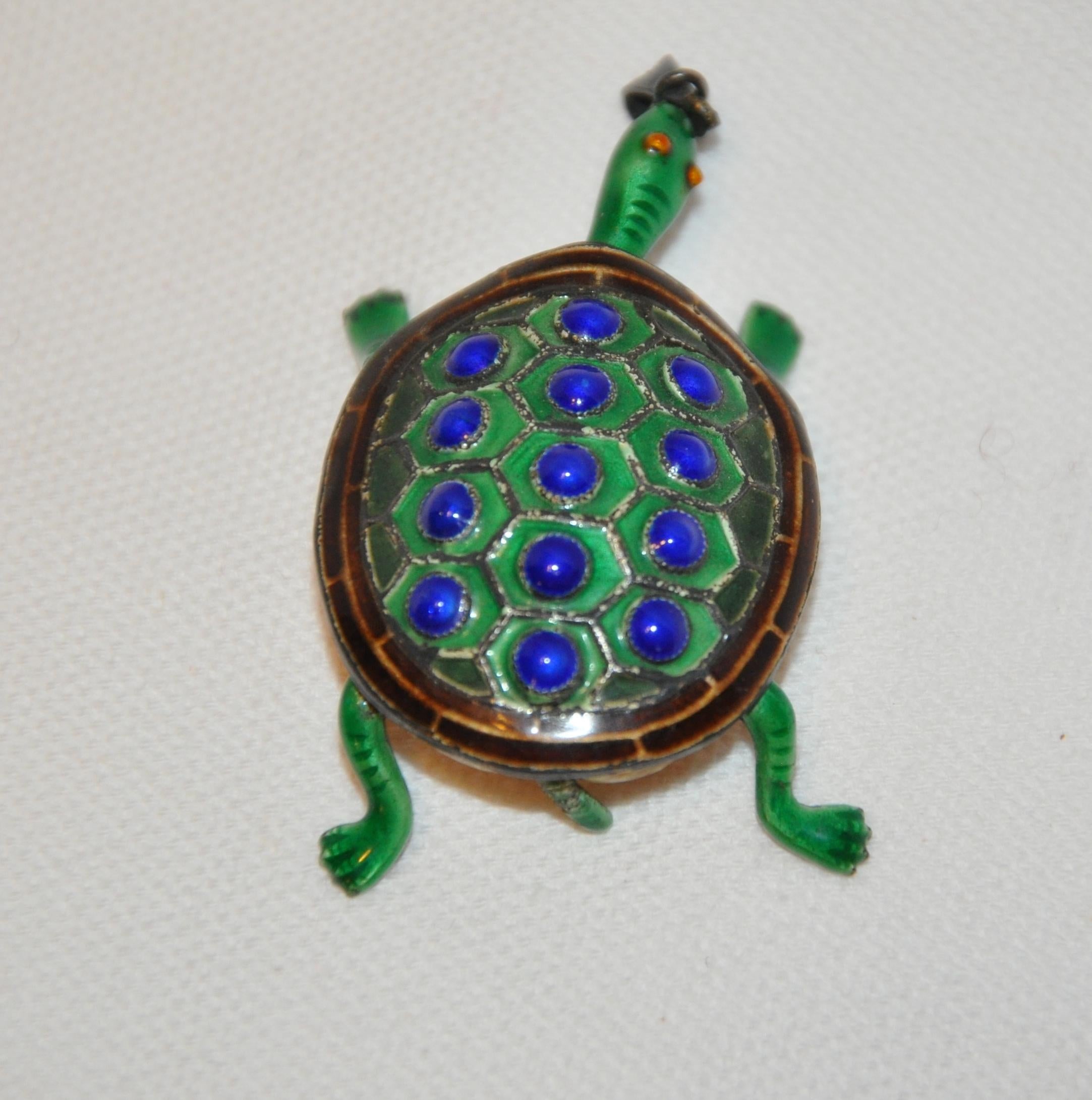 Anhänger „Movable Turtle“ aus Silber mit lapisblauer und meergrüner gebürsteter Emaille (Art déco) im Angebot