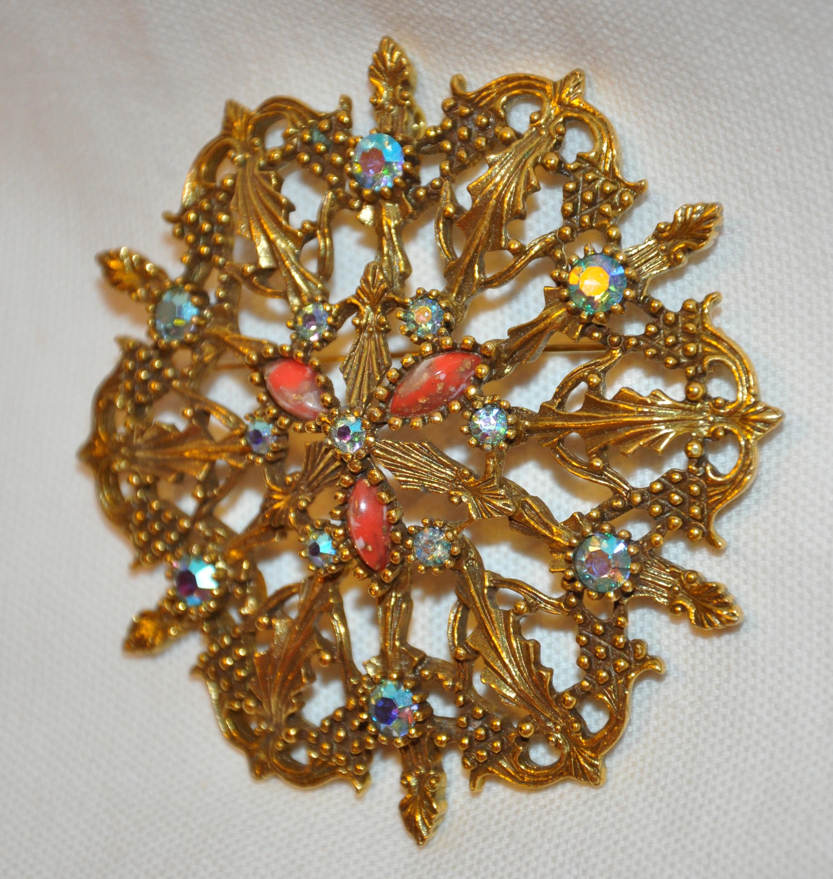 Art déco Grand pendentif et broche Emmons en or doré gravé et gravé avec détails avec quincaillerie   en vente