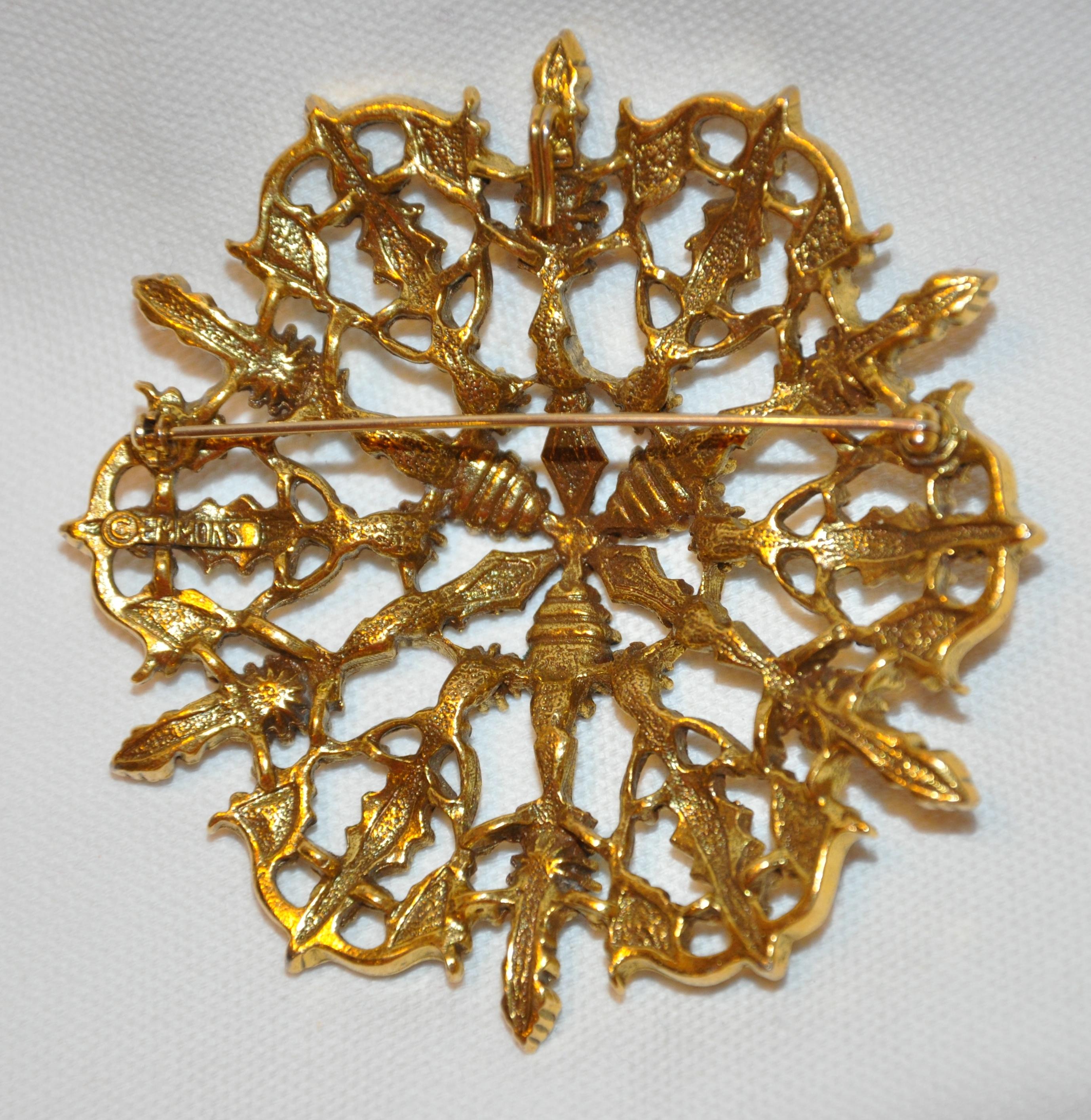 Grand pendentif et broche Emmons en or doré gravé et gravé avec détails avec quincaillerie   Bon état - En vente à New York, NY