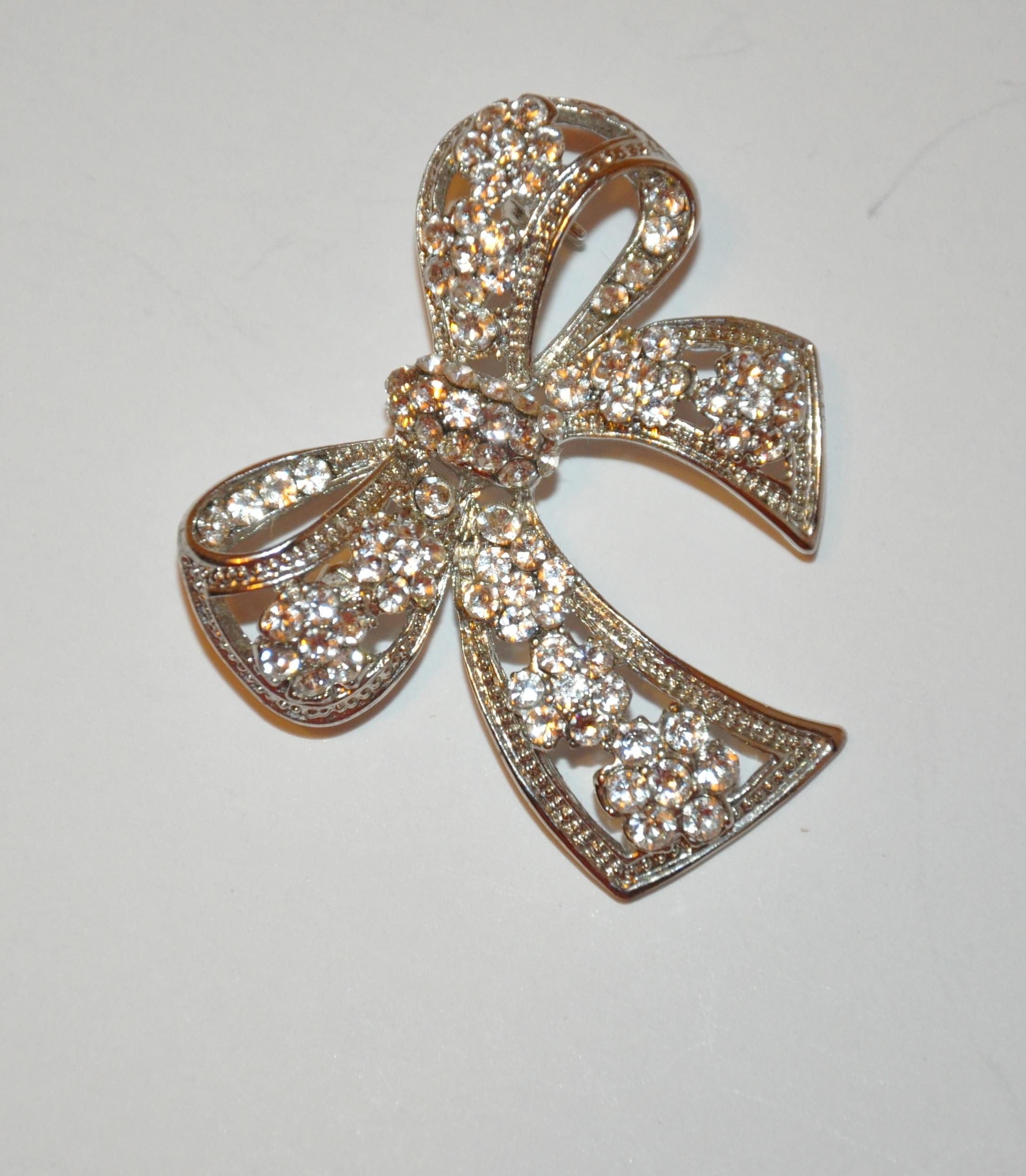 Baroque Broche « nœud floral » en argent poli avec faux diamants en vente