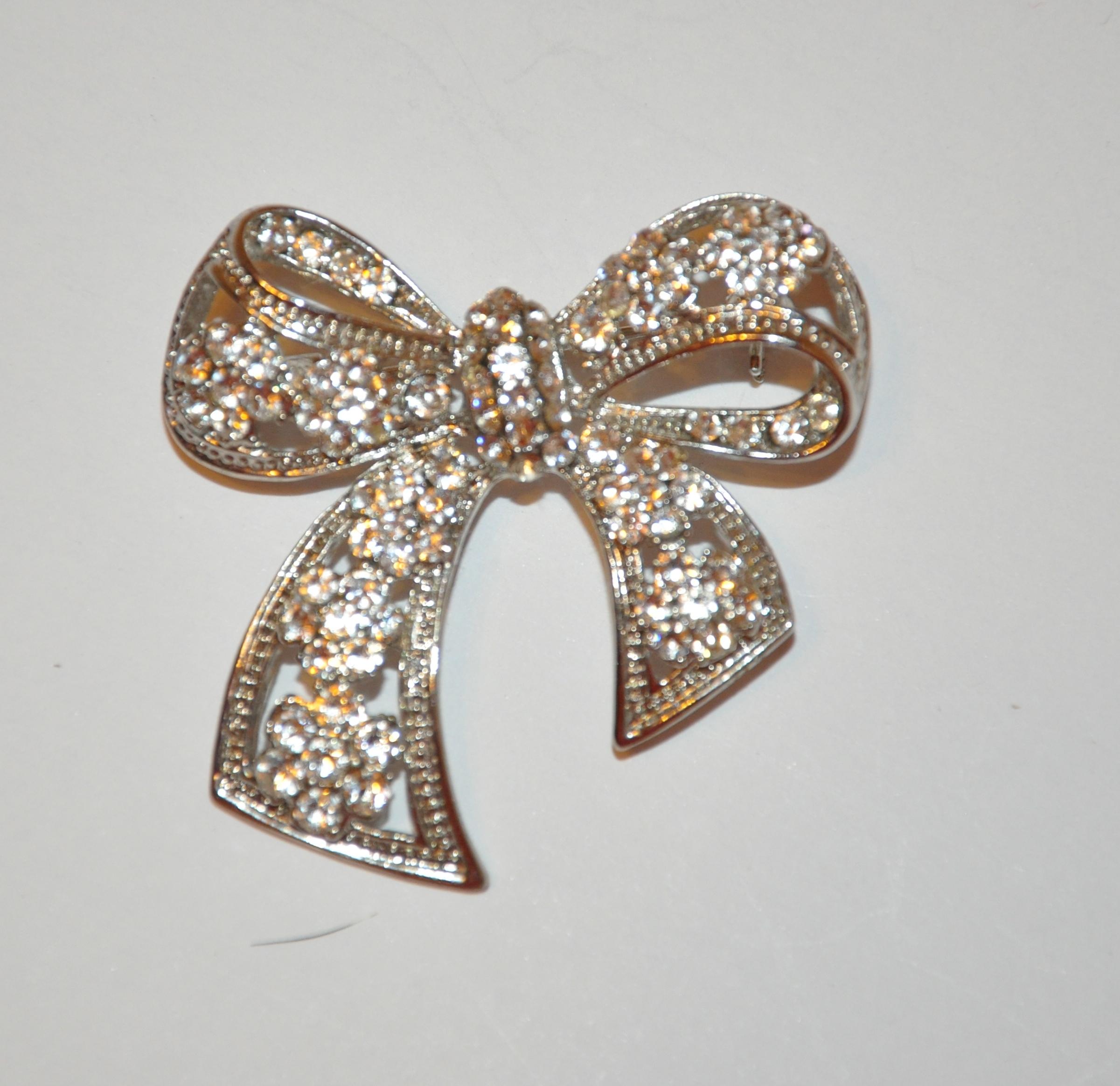 Broche « nœud floral » en argent poli avec faux diamants Bon état - En vente à New York, NY