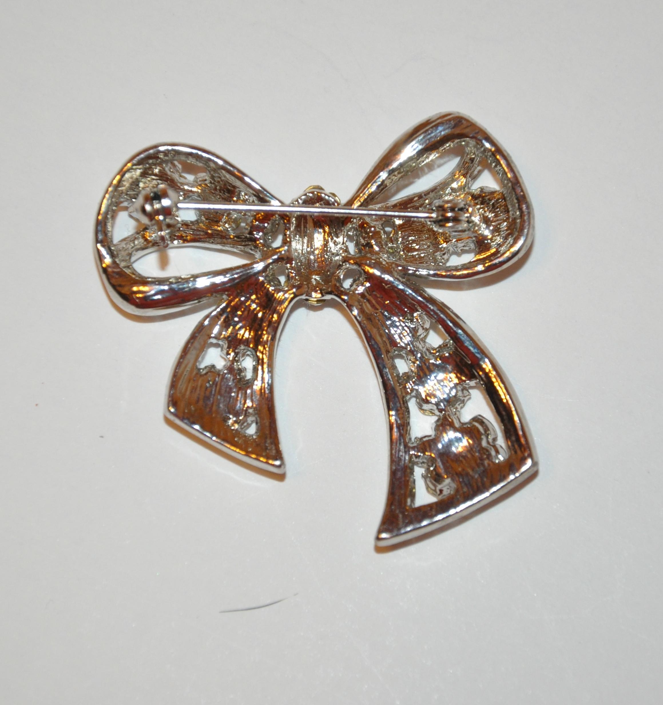 Broche « nœud floral » en argent poli avec faux diamants Unisexe en vente
