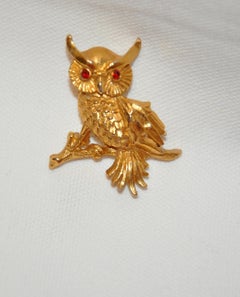 Broche hibou en or doré et vermeil avec yeux en forme de rubis