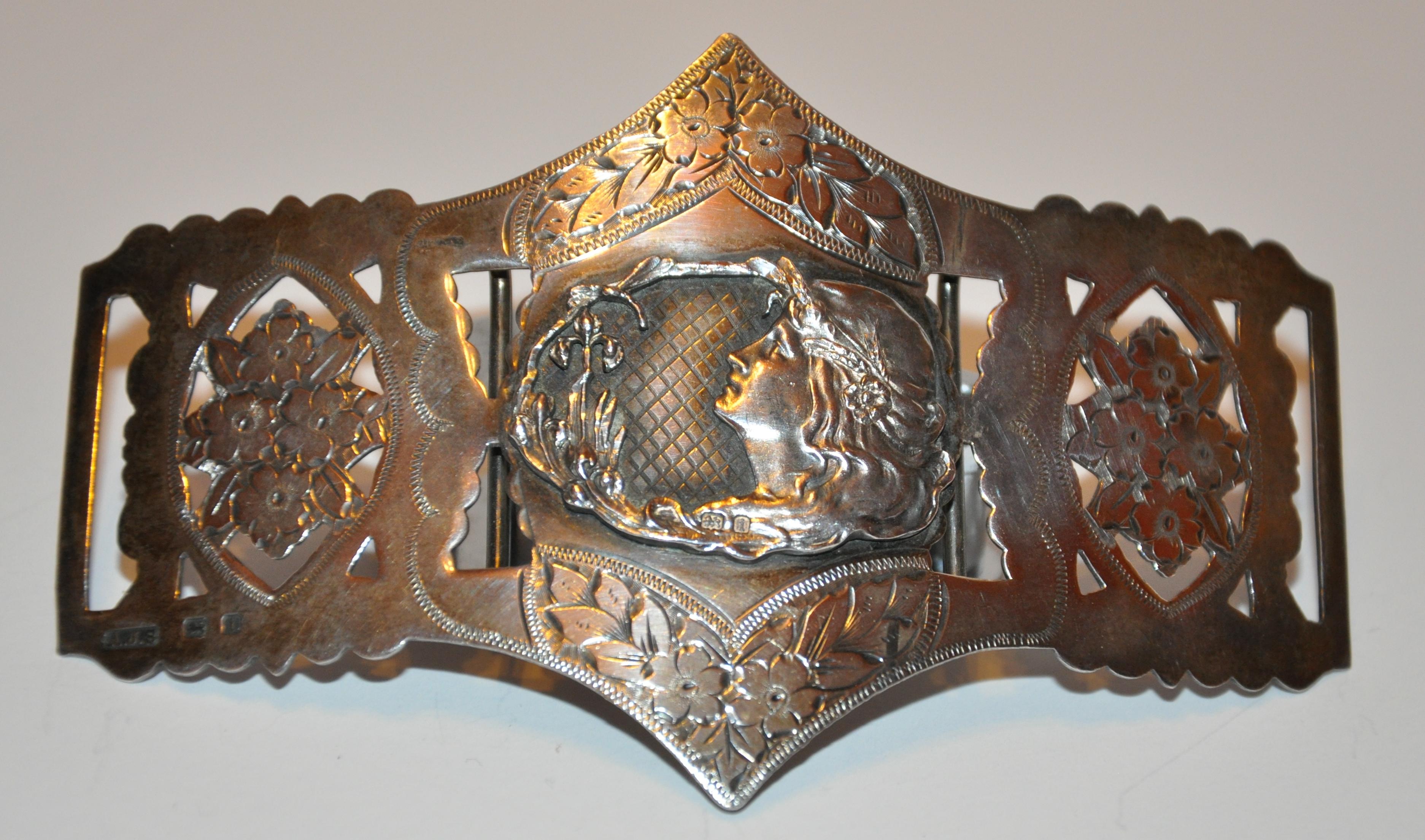 Victorien Boucle de ceinture 3 pièces en argent avec incrustation florale gravée « Floral Lady » datant de l'époque victorienne en vente