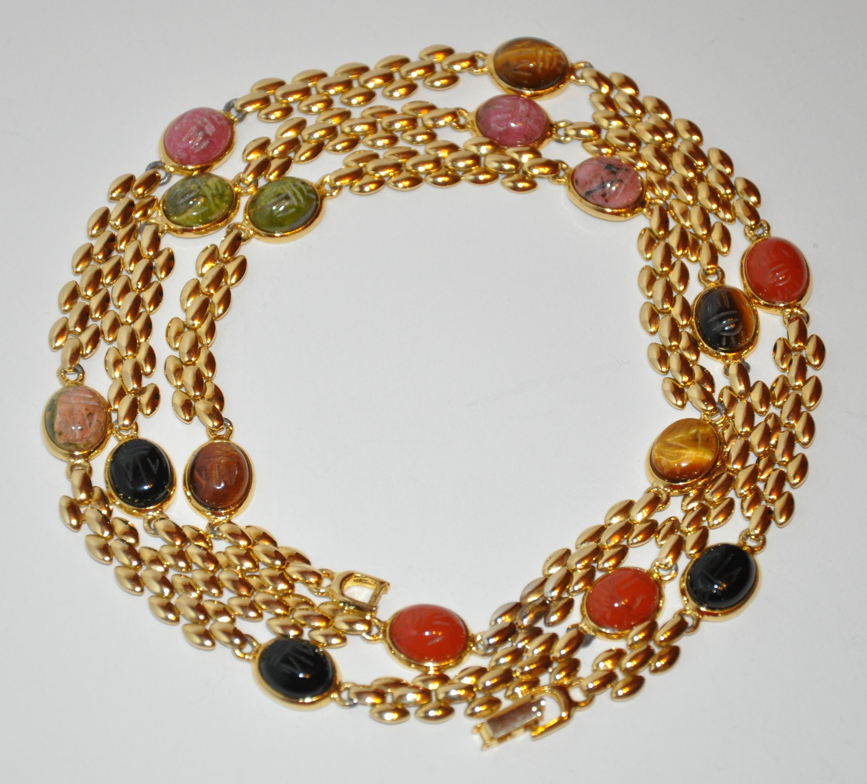        La splendida ed elegante collana a catena in vermeil dorato con scrab multicolore misura 35 pollici di lunghezza totale. La larghezza misura 3/8 di pollice. Prodotto negli Stati Uniti.