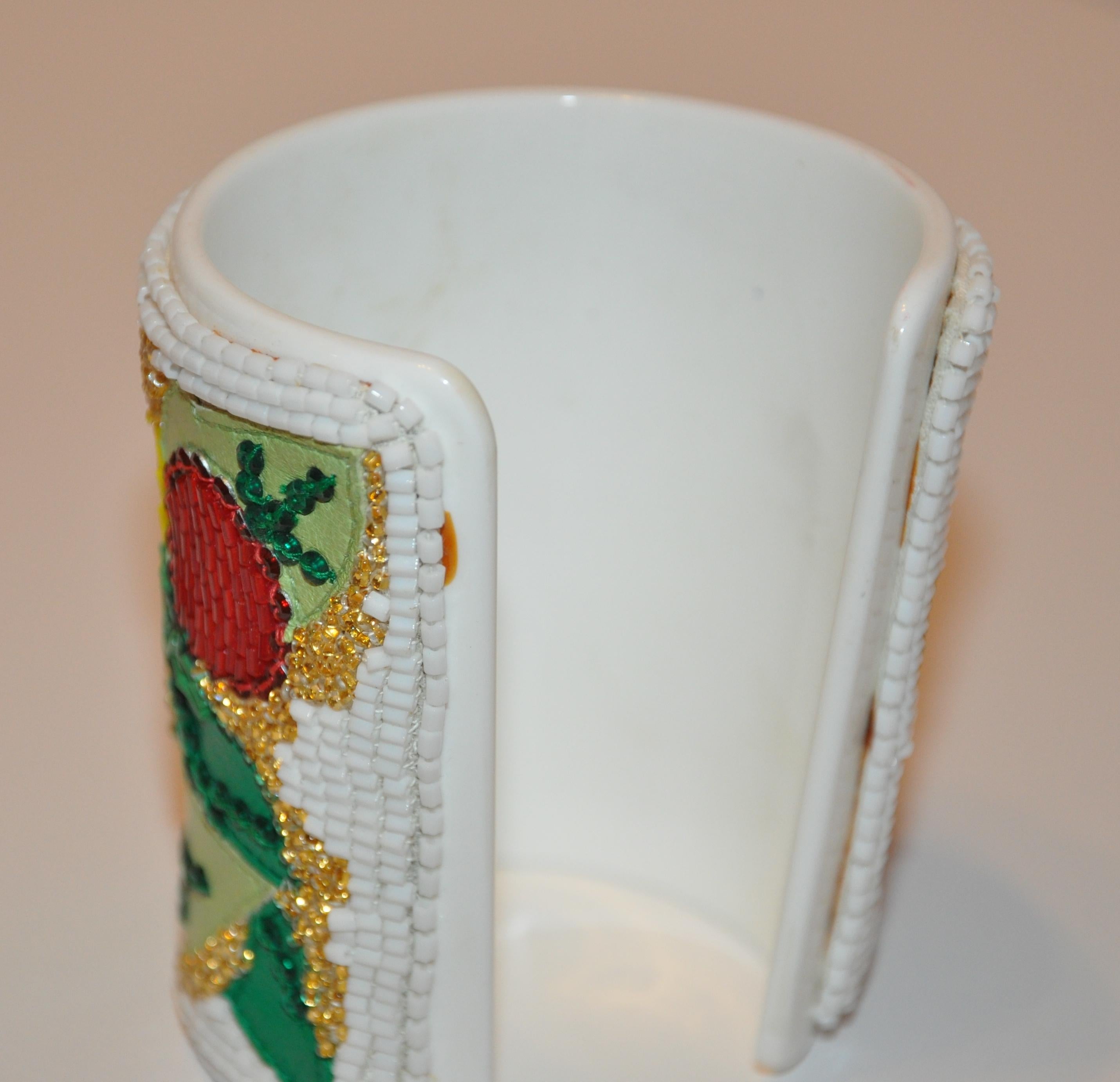 Seltene ikonische Lesage Bold Colorful Micro-Seed, Micro-Pailletten breite weiße Lucite Manschette im Angebot 3