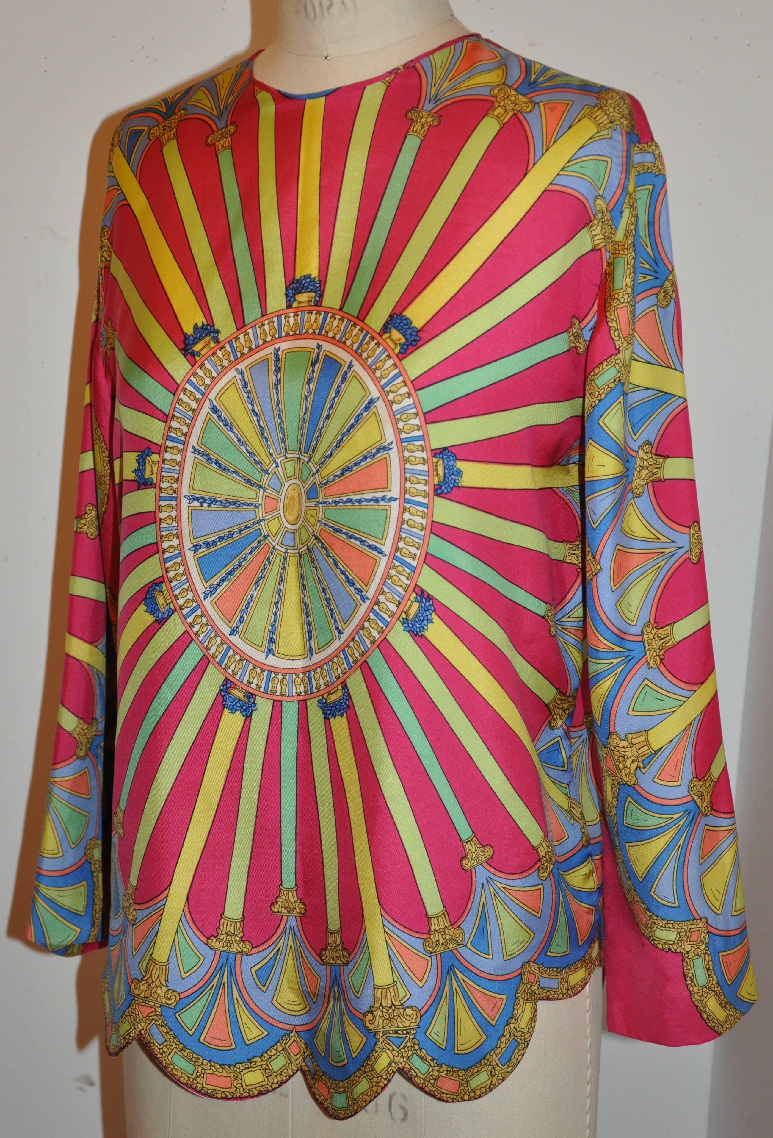      Questo meraviglioso e stravagante top in seta multicolore con stampa multipla presenta un orlo a smerlo dettagliato e un bordino in seta lungo i bordi dello stesso materiale. Questo meraviglioso top può essere indossato sia con un paio di