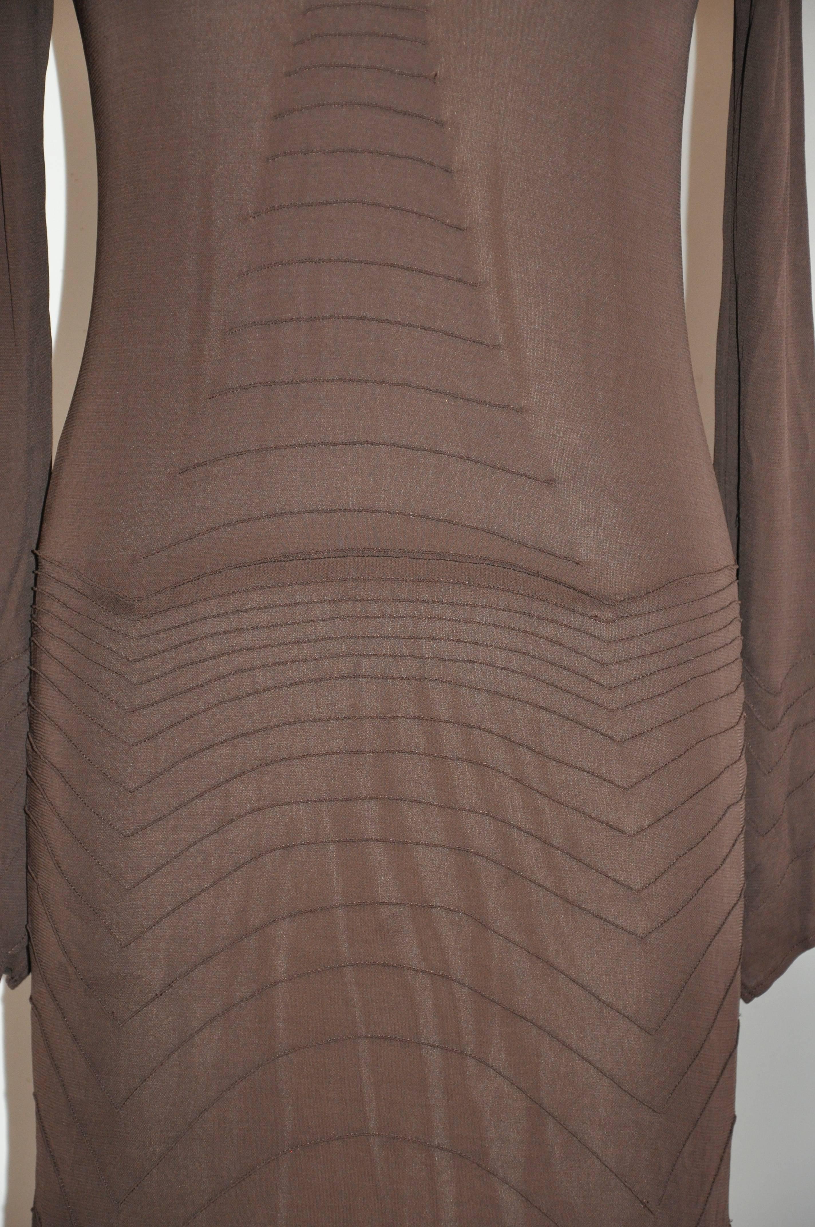 Yves Saint Laurent Coco Braunes gefüttertes, gefüttertes Jersey-Kleid in Form einer Brosche im Zustand „Gut“ im Angebot in New York, NY