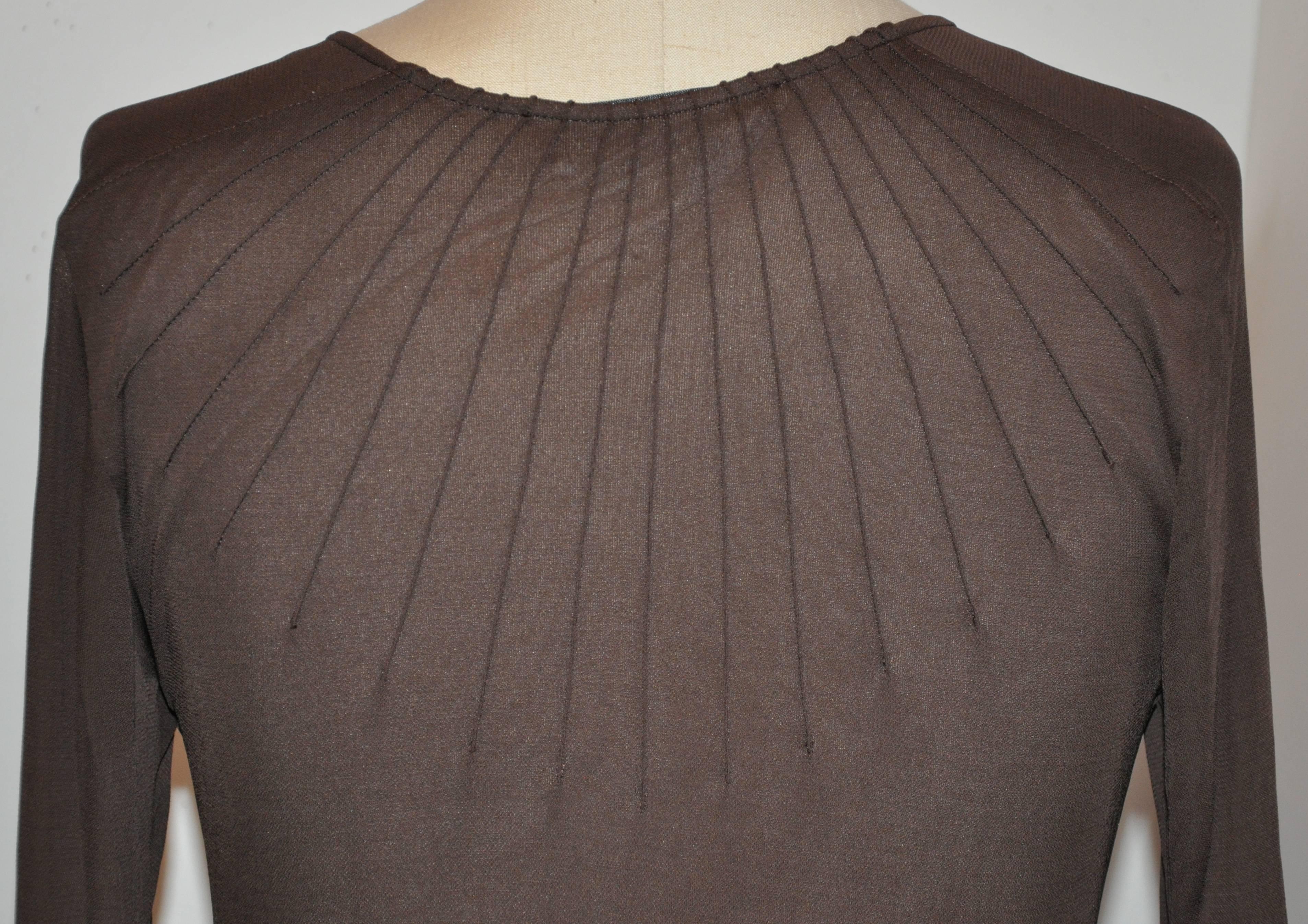 Yves Saint Laurent Coco Braunes gefüttertes, gefüttertes Jersey-Kleid in Form einer Brosche im Angebot 3