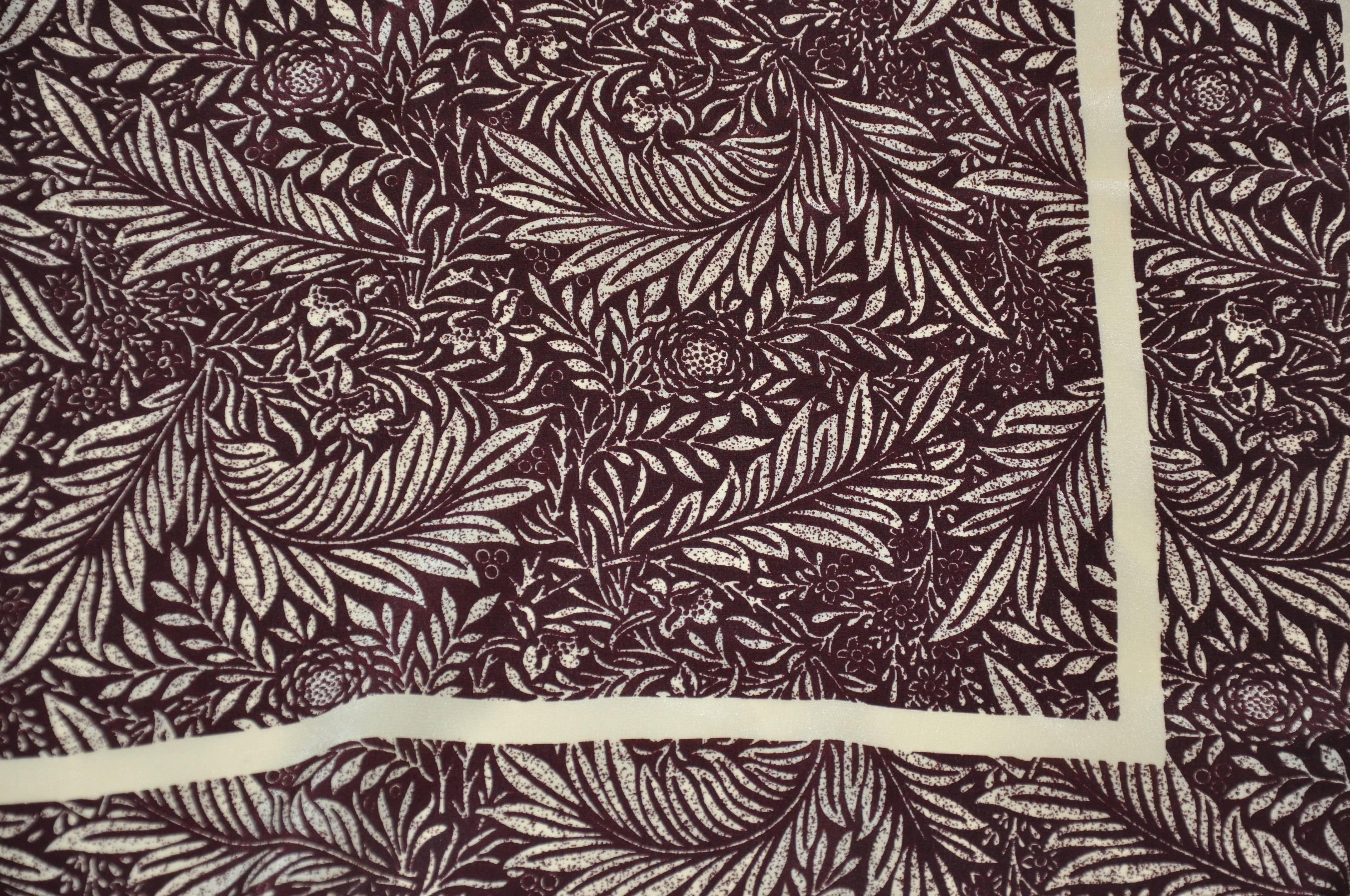           L'écharpe Saldarini, merveilleusement grande, en soie à imprimé multifloral marron et beige, mesure 37