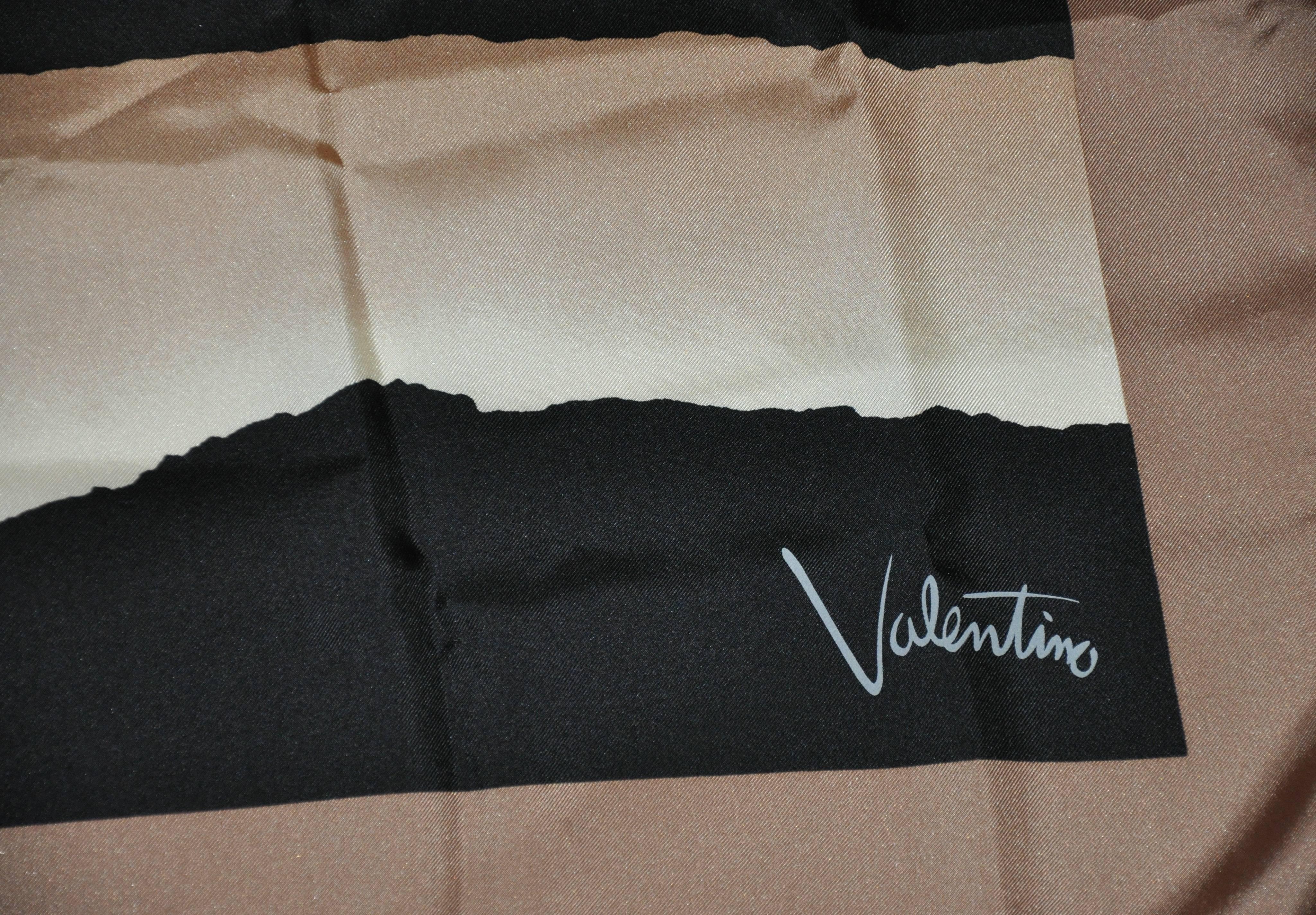 Valentino Seidenschal mit handgerollten Rändern (Schwarz) im Angebot