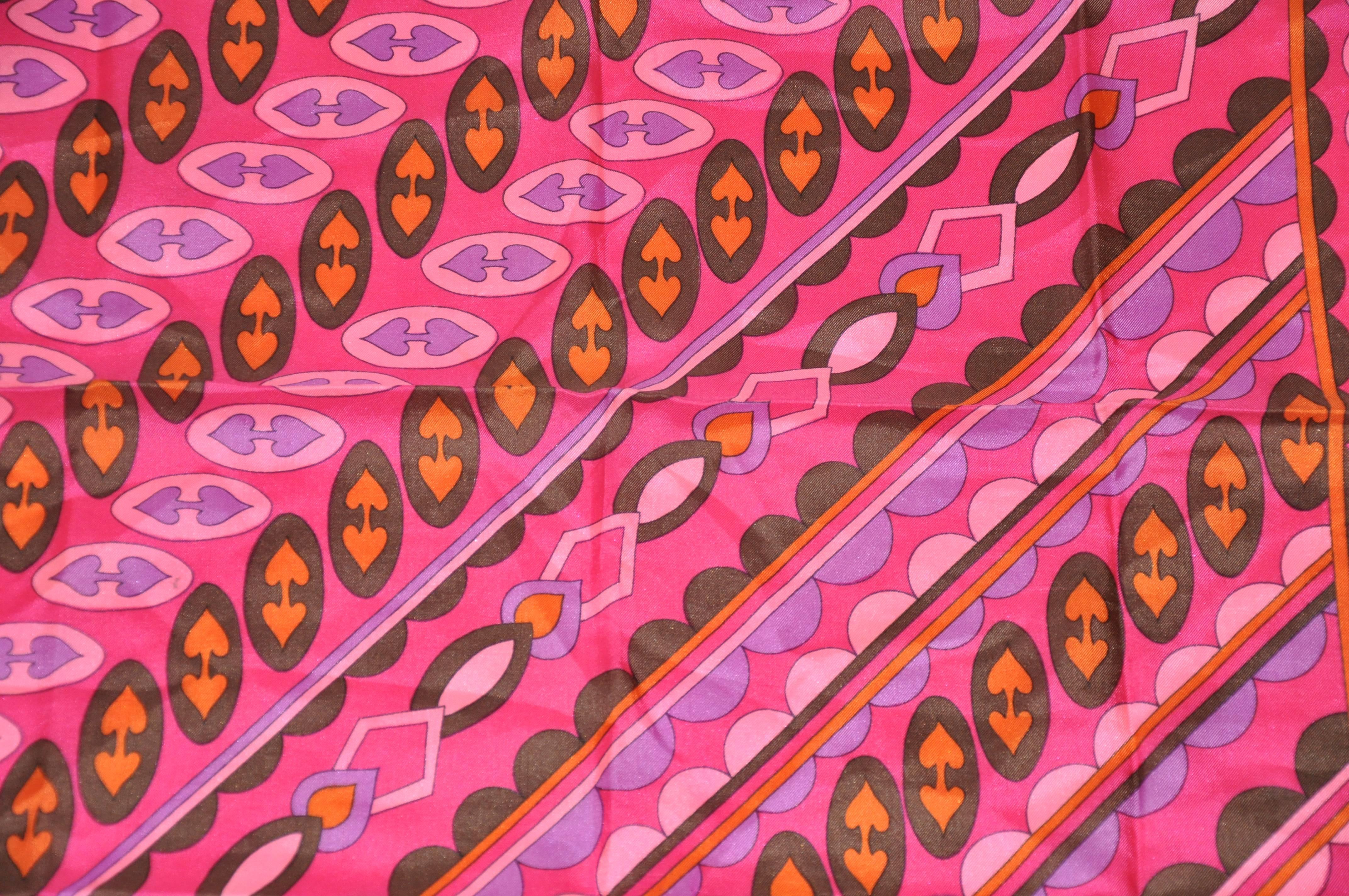 Écharpe en soie multicolore et audacieuse à bords roulés à la main Bon état - En vente à New York, NY