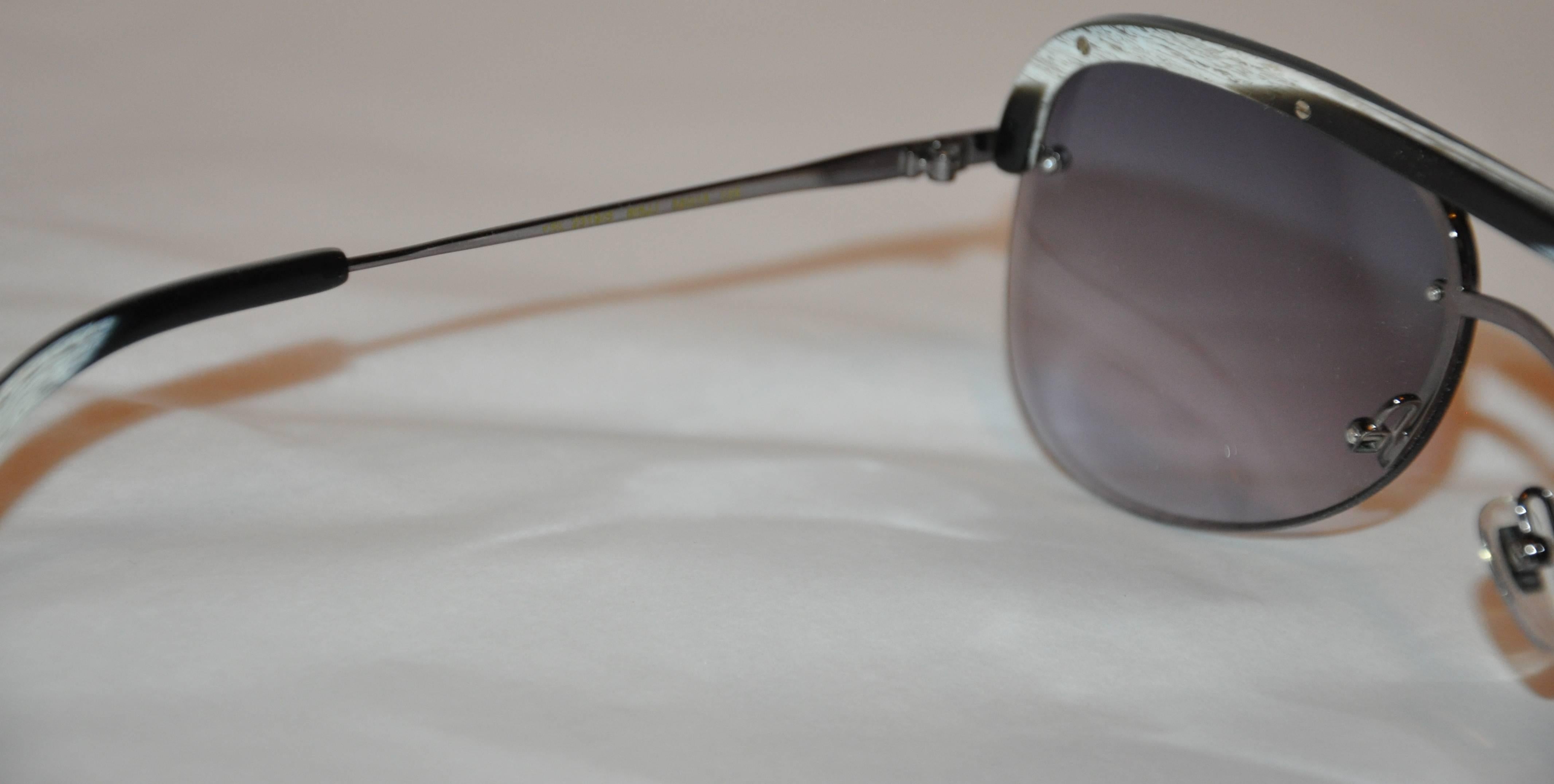 Yves Saint Laurent Black & White Horn Accent with Black Hardware Sunglasses In Good Condition For Sale In New York, NY