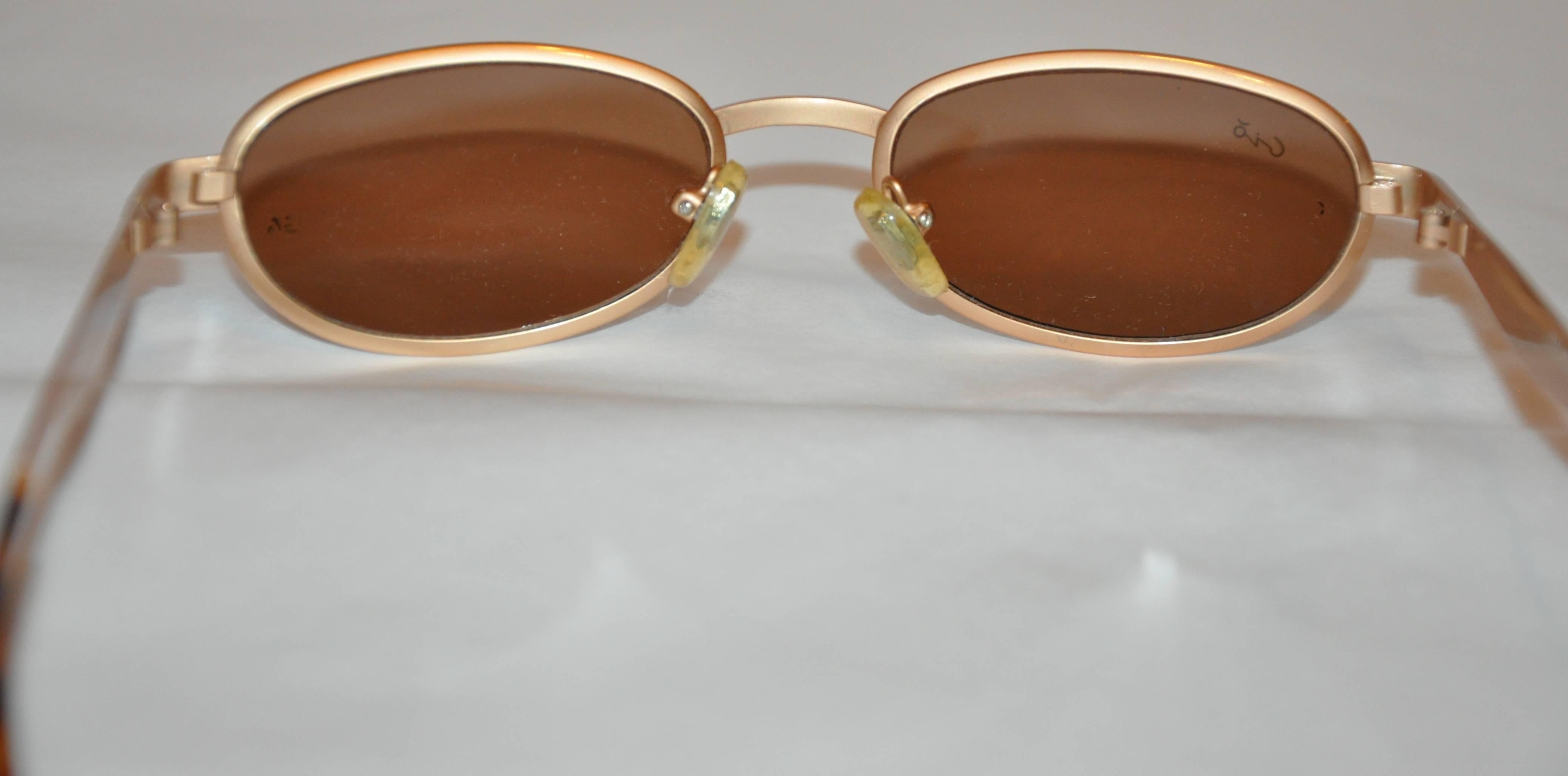 Georgio Armani - Lunettes de soleil en or poli avec monture en écaille de tortue Bon état - En vente à New York, NY