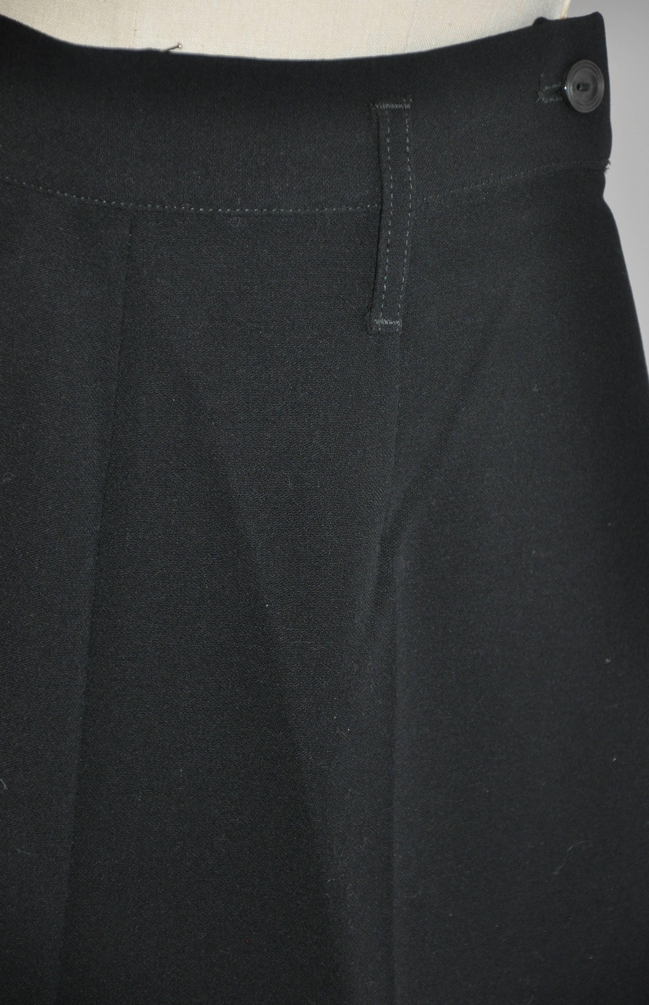       Le pantalon noir à taille haute Jean Paul Gaultier est un mélange de 99 % de laine et de 1 % d'élasthanne pour un ajustement parfait. Il est doté d'une fermeture à glissière invisible sur le côté et mesure 7 1/2