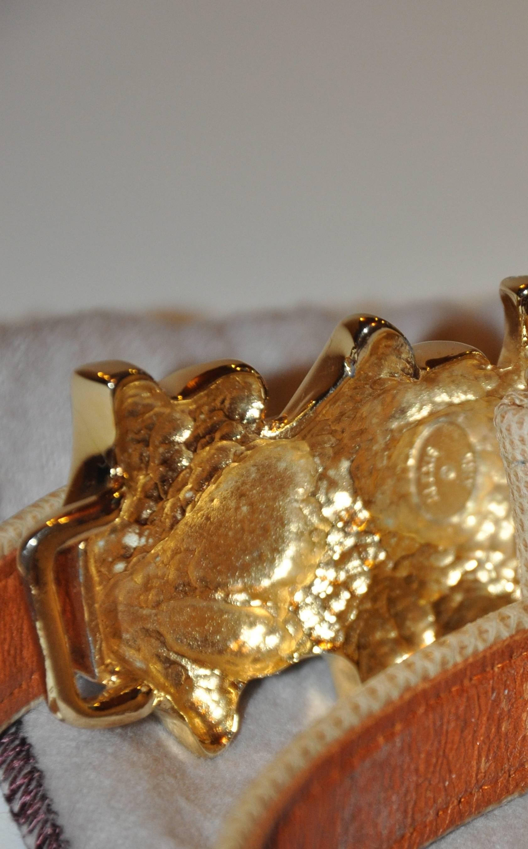 Alexis Kirk Boucle de ceinture audacieuse en vermeil doré et doré avec ceintures en cuir texturé Bon état - En vente à New York, NY