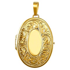Tresor Paris Floral Design/One Engraved Oval Gold British Hallmark Family Locket (médaillon de famille en or)