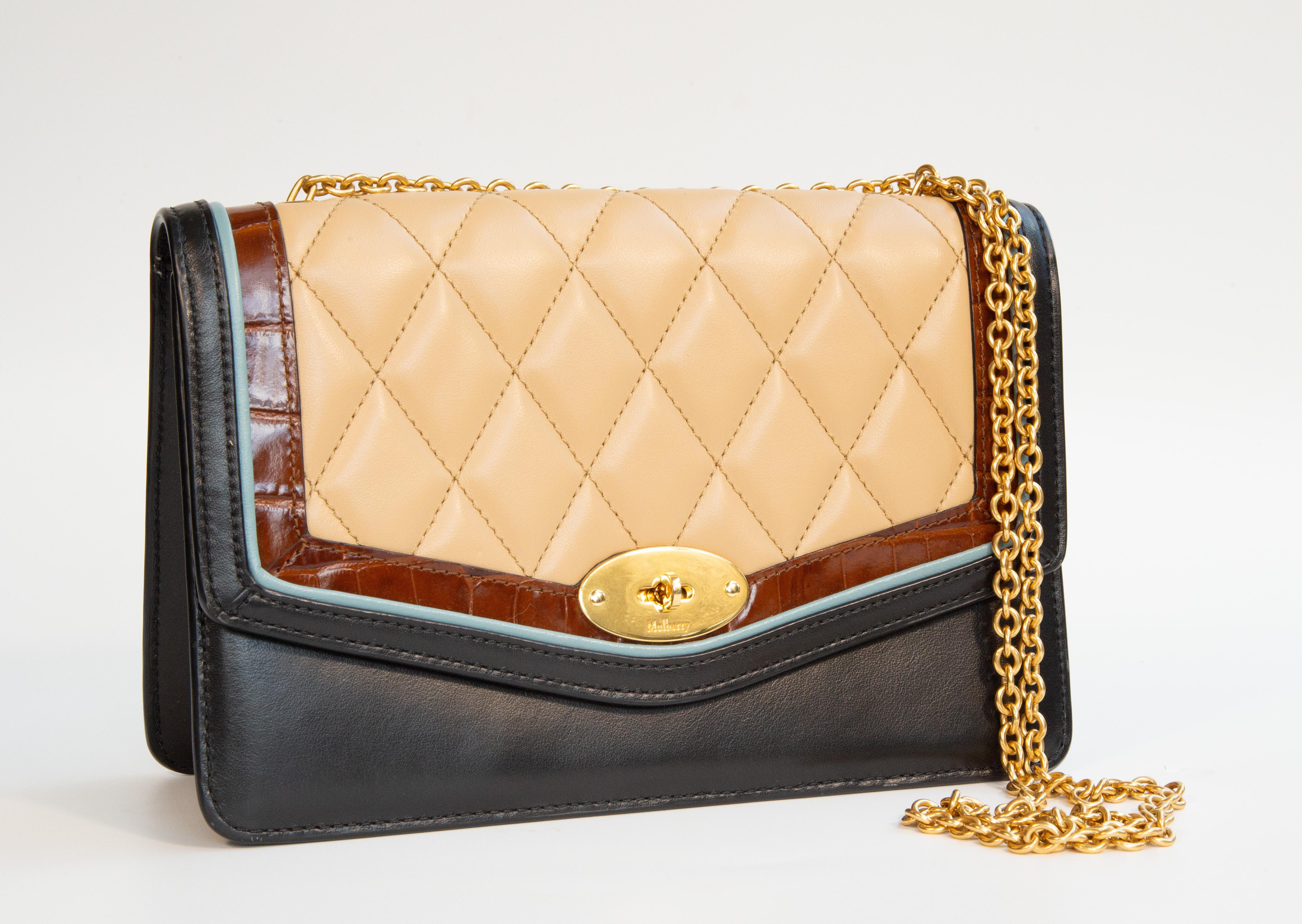 Mulberry Darley mittelgroße Tasche aus gestepptem Leder in Beige mit braunen und hellblauen Verzierungen und schwarzer Lederverarbeitung. Das Innere ist mit schwarzem Leder ausgekleidet und neben dem Hauptfach gibt es ein Einschubfach, ein Fach mit