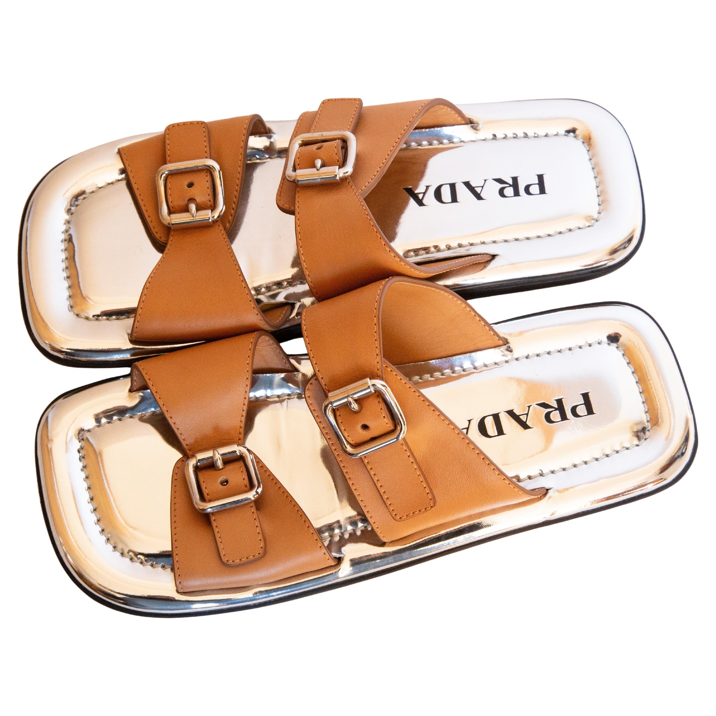 Scivoli in pelle Tan e Silver di Prada degli anni 2000 in vendita
