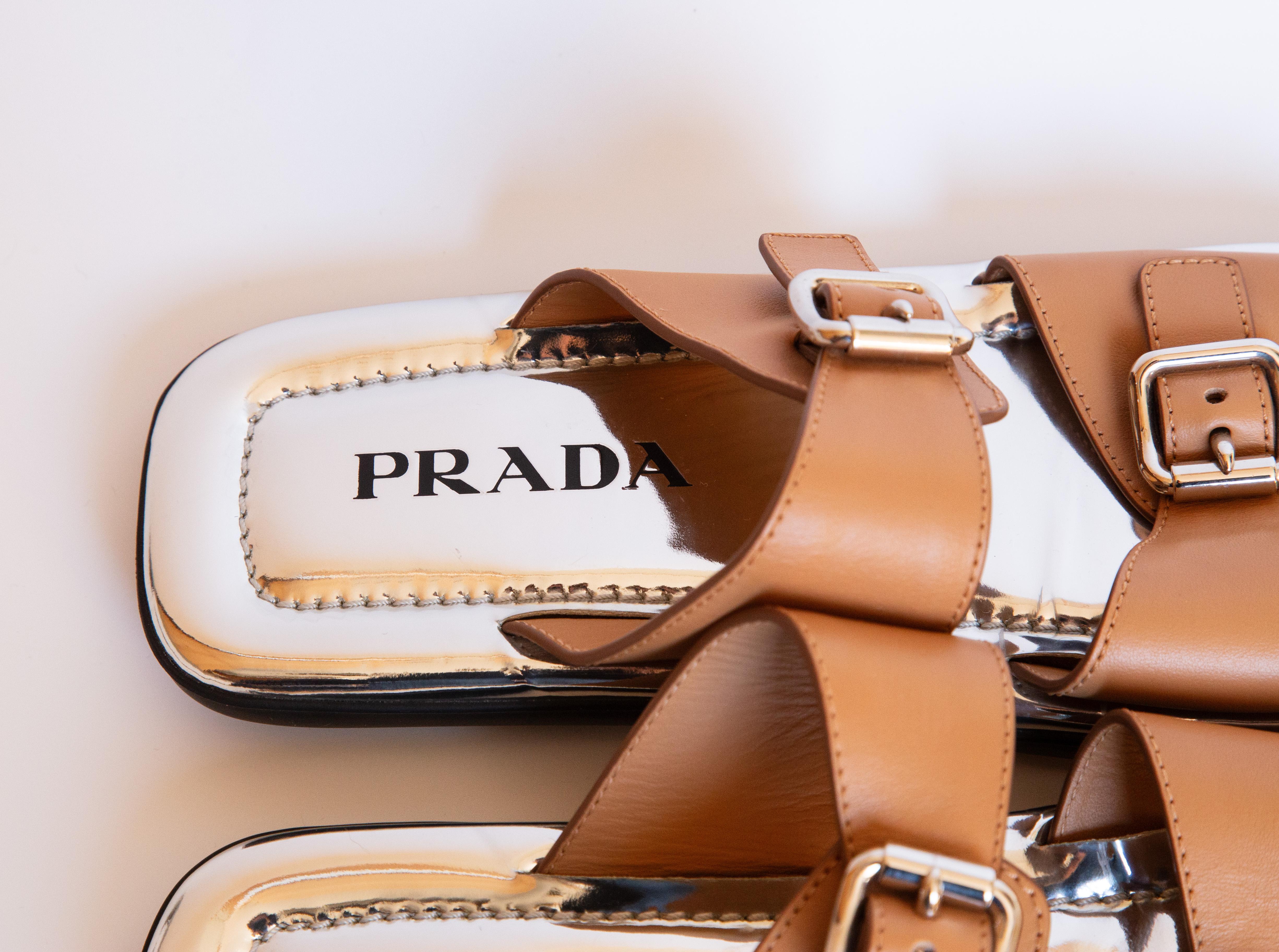 da uomo o donna Scivoli in pelle Tan e Silver di Prada degli anni 2000 in vendita