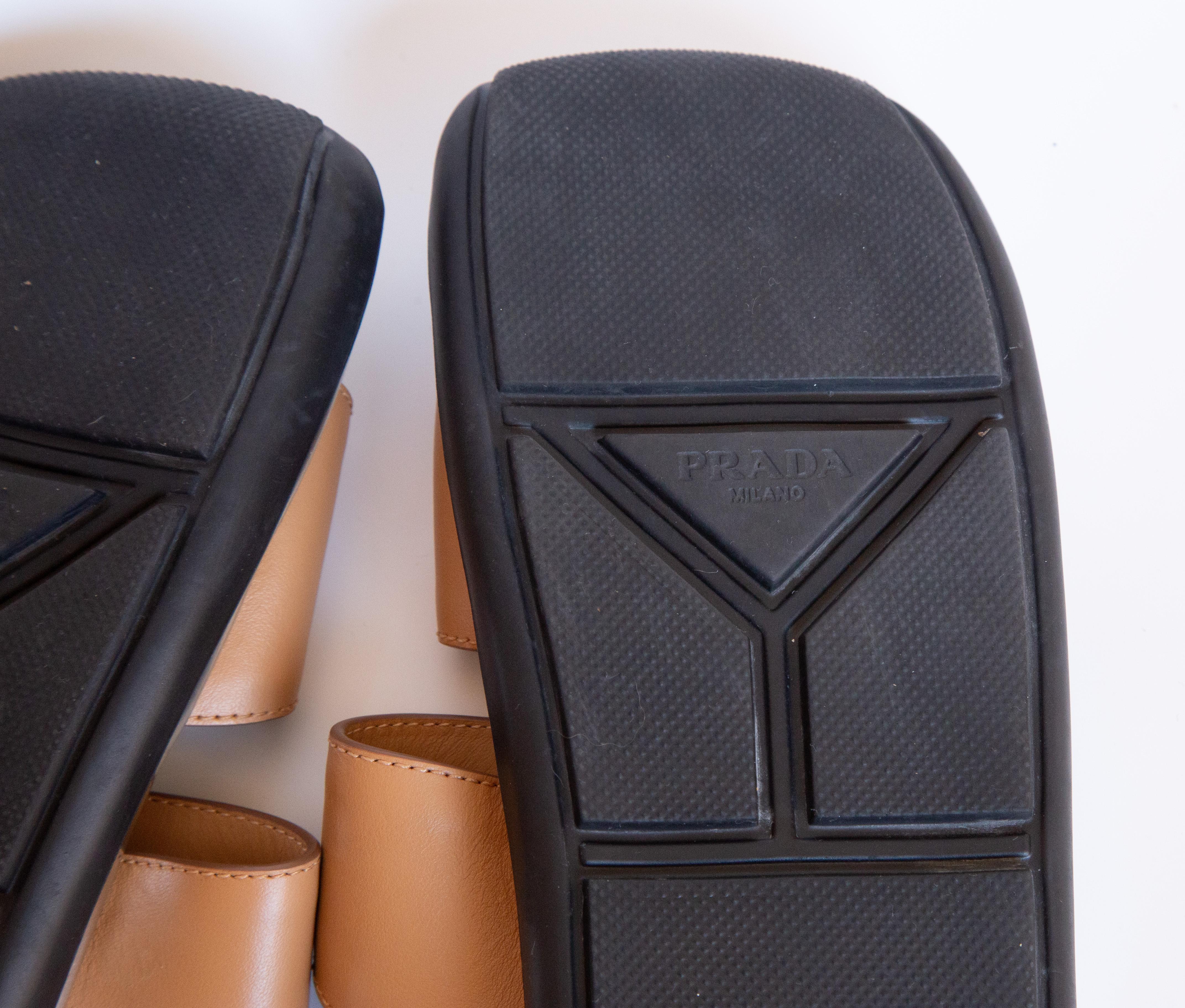 Scivoli in pelle Tan e Silver di Prada degli anni 2000 in vendita 2