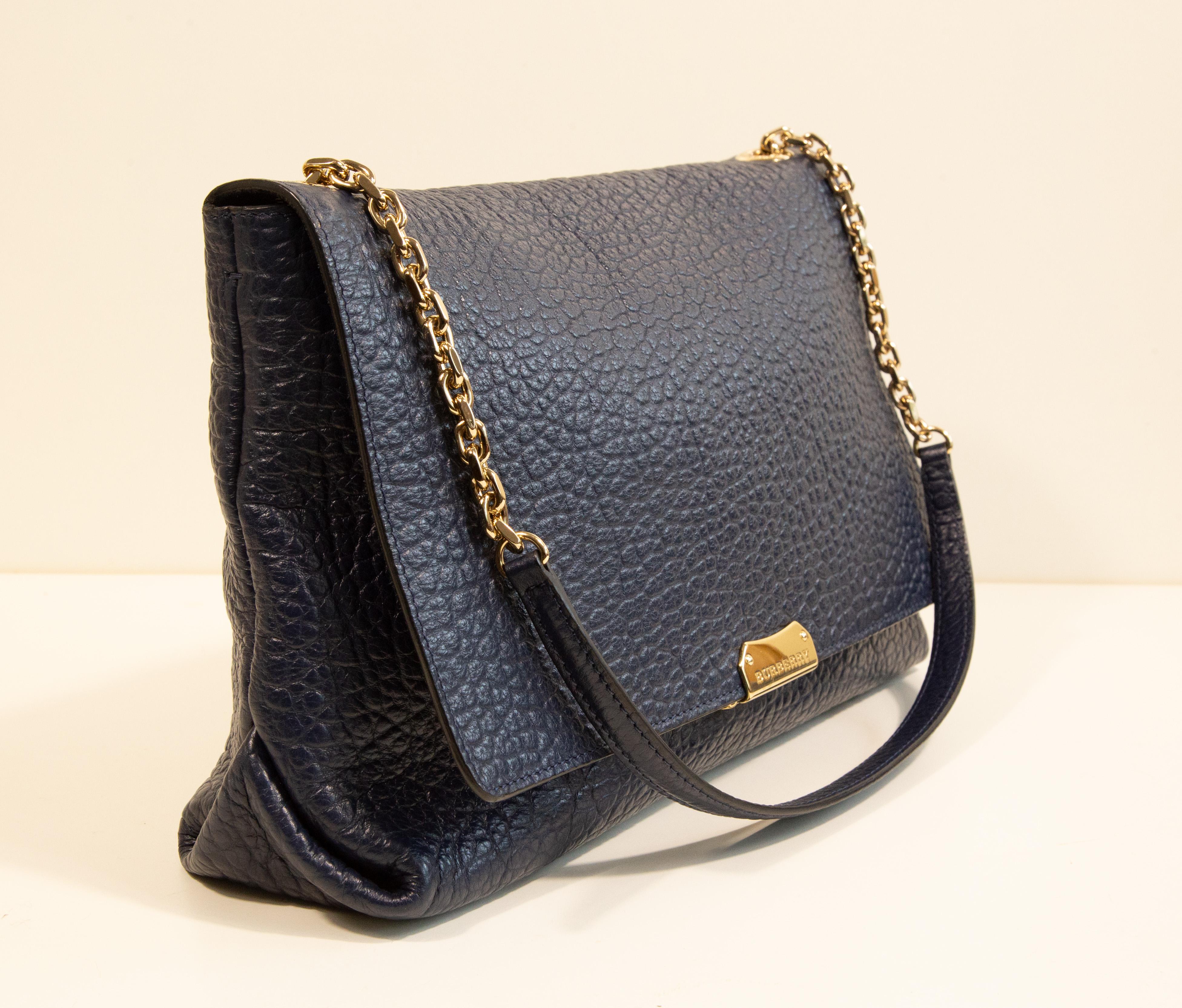 Noir 2000s Burberry Navy Blue Shoulder Bag en vente