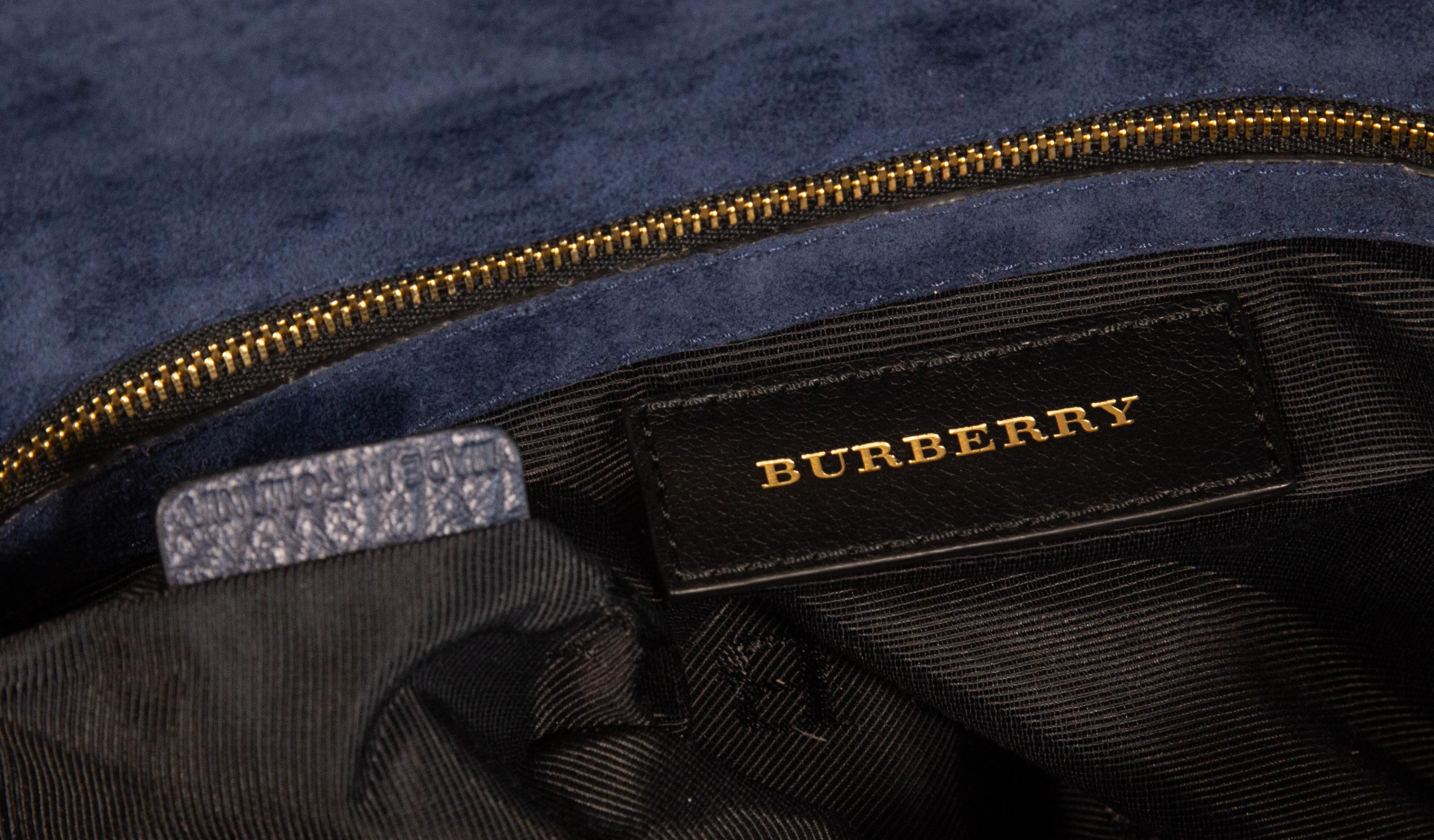 2000s Burberry Navy Blue Shoulder Bag en vente 10
